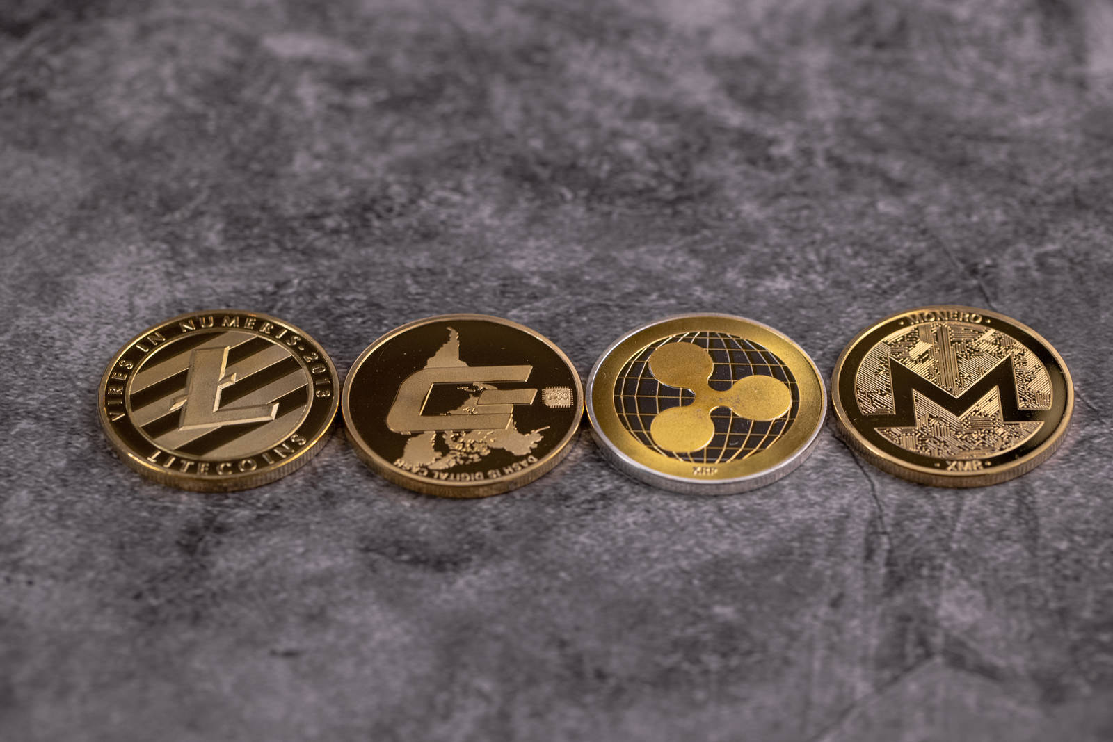 整列した四枚の金貨 Ltc Dash Xrp Xmr の写真素材 ぱくたそ