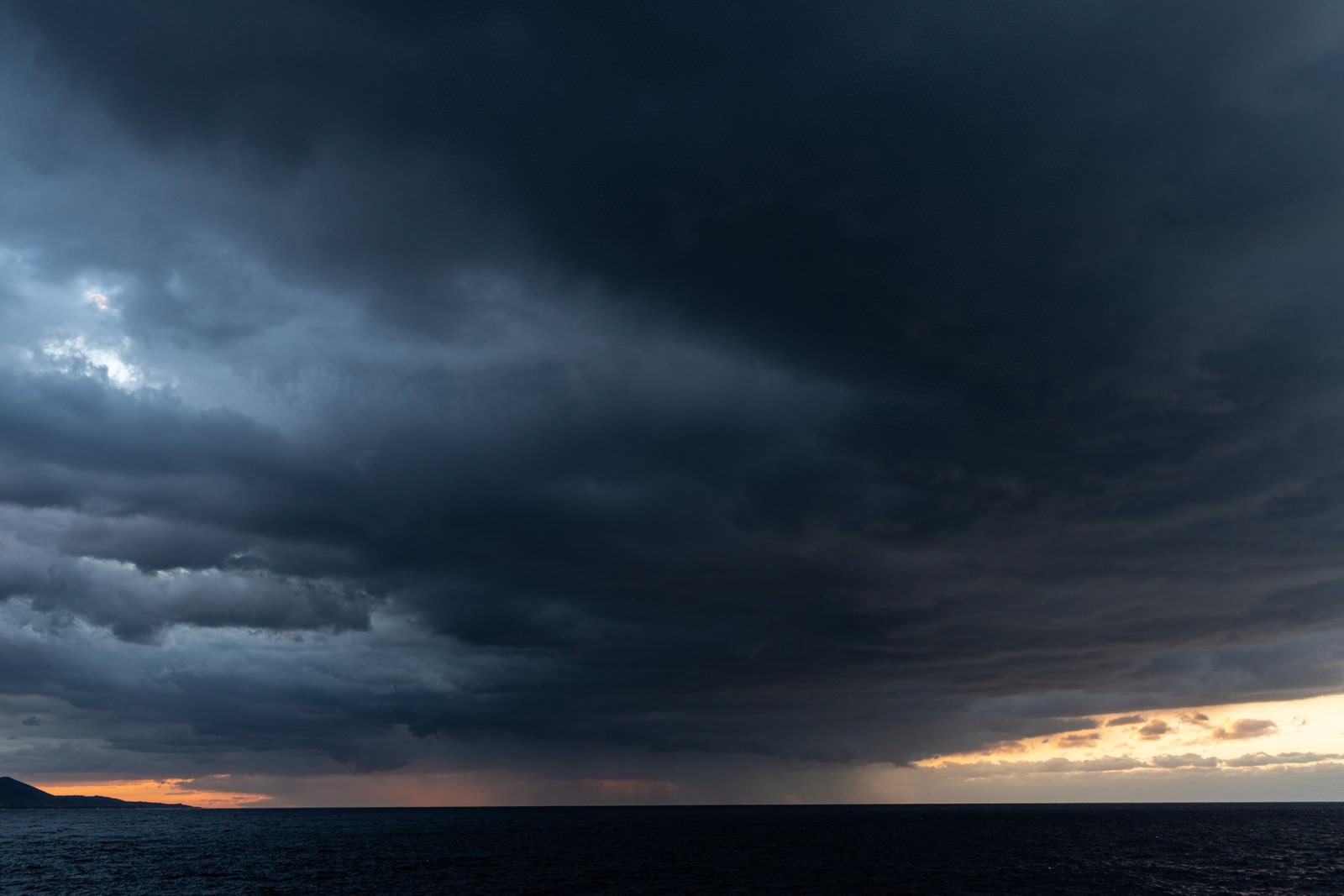 夕焼け空を覆い尽くす黒い雲の無料写真素材 - ID.43738｜ぱくたそ