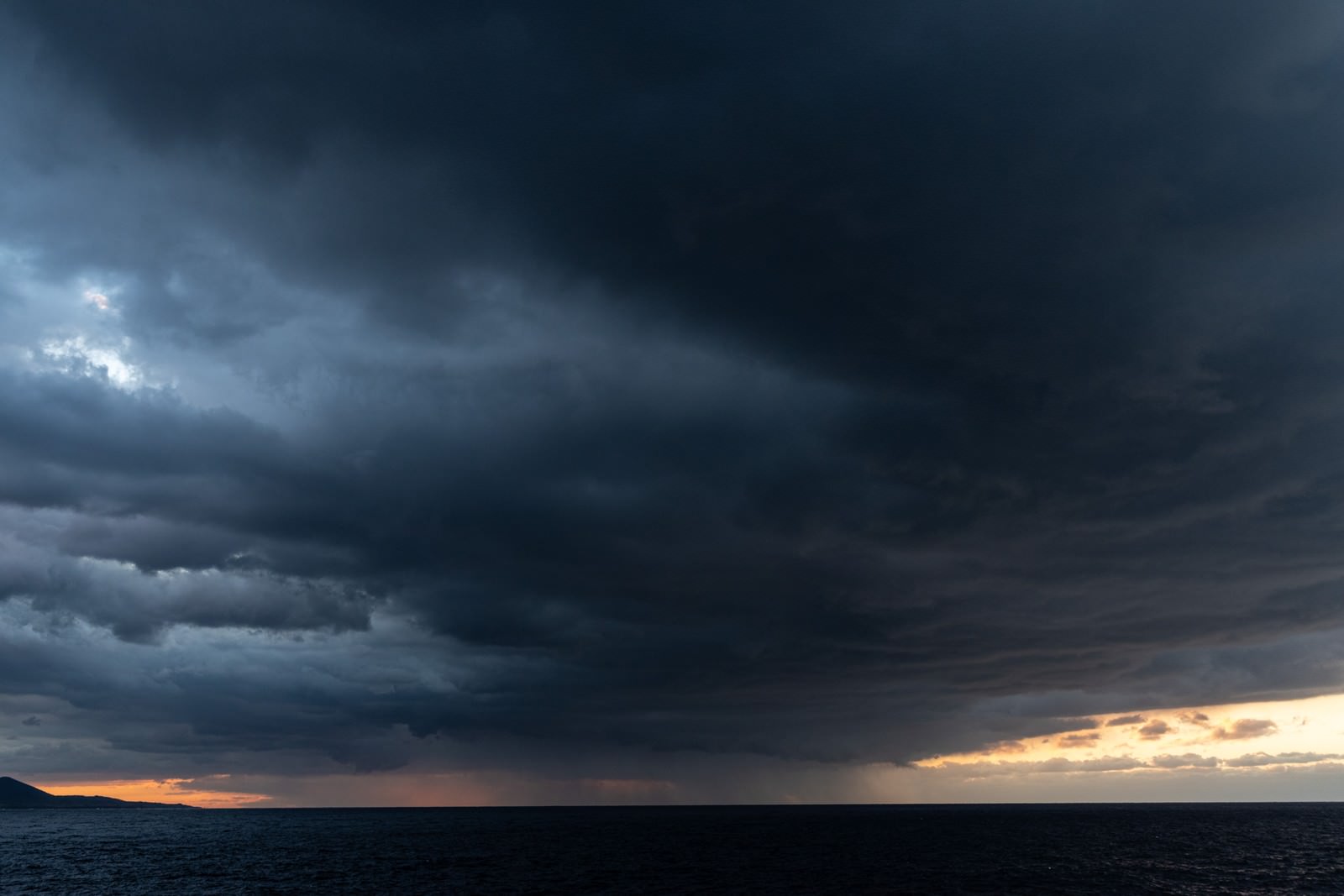 53+ 黒い 画像 47 夕焼け空を覆い尽くす黒い雲の無料写真素材 - ID.43738|ぱくたそ
