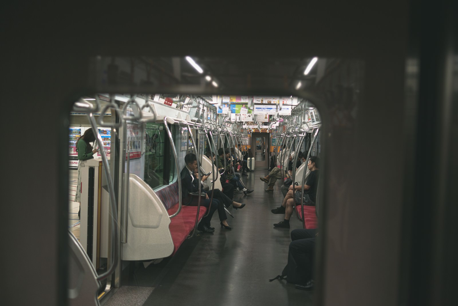 隣の車両から覗く電車内の様子の写真を無料ダウンロード フリー素材 ぱくたそ 隣の車両から覗く電車内の様子の写真を無料ダウンロード フリー素材 ぱくたそ