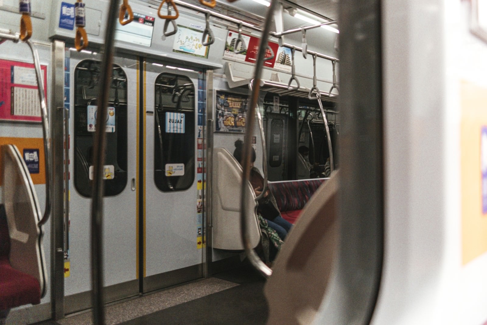 電車のドア付近の風景の写真素材 ぱくたそ