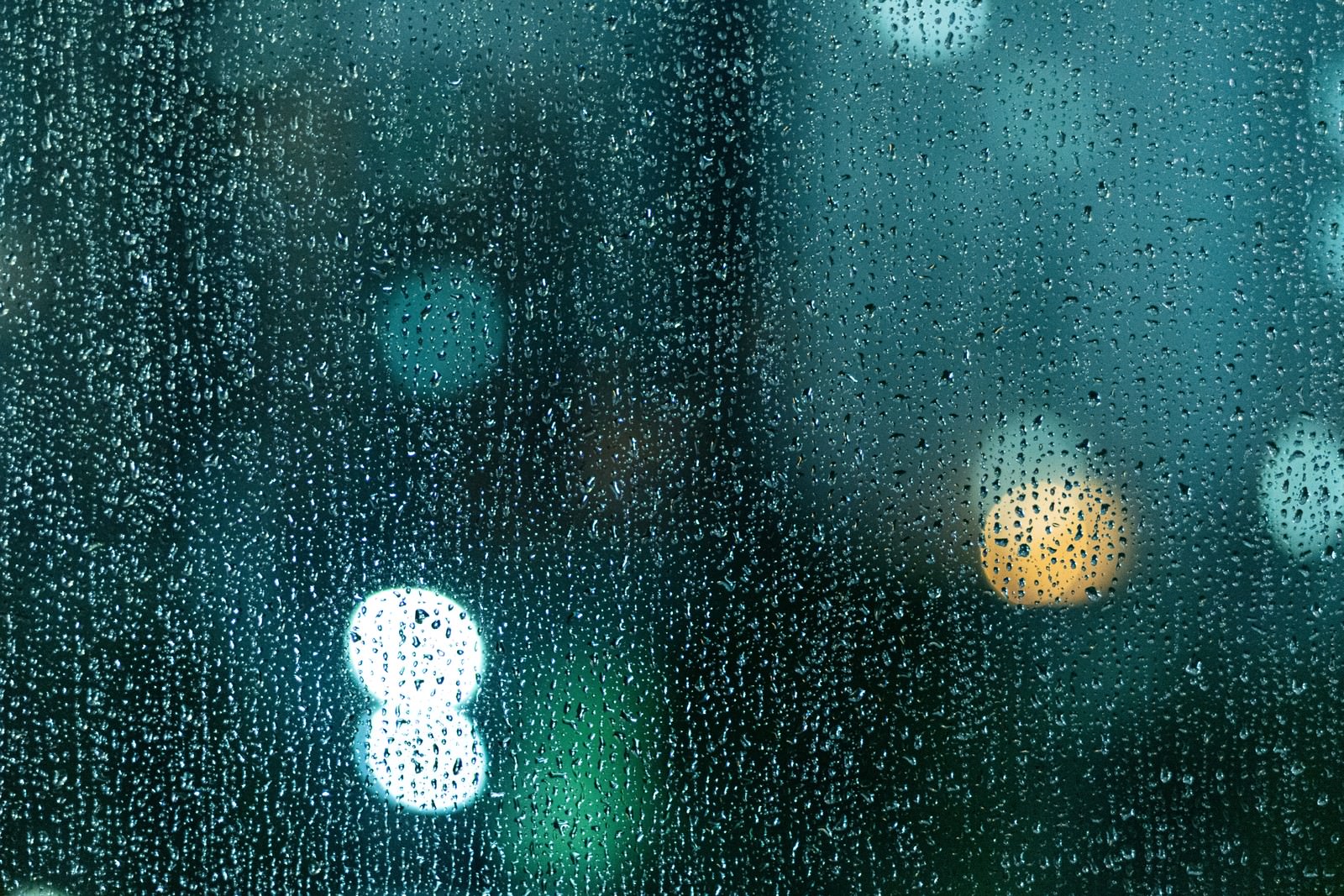 「ガラス窓いっぱいの雨粒 | フリー素材のぱくたそ」の写真