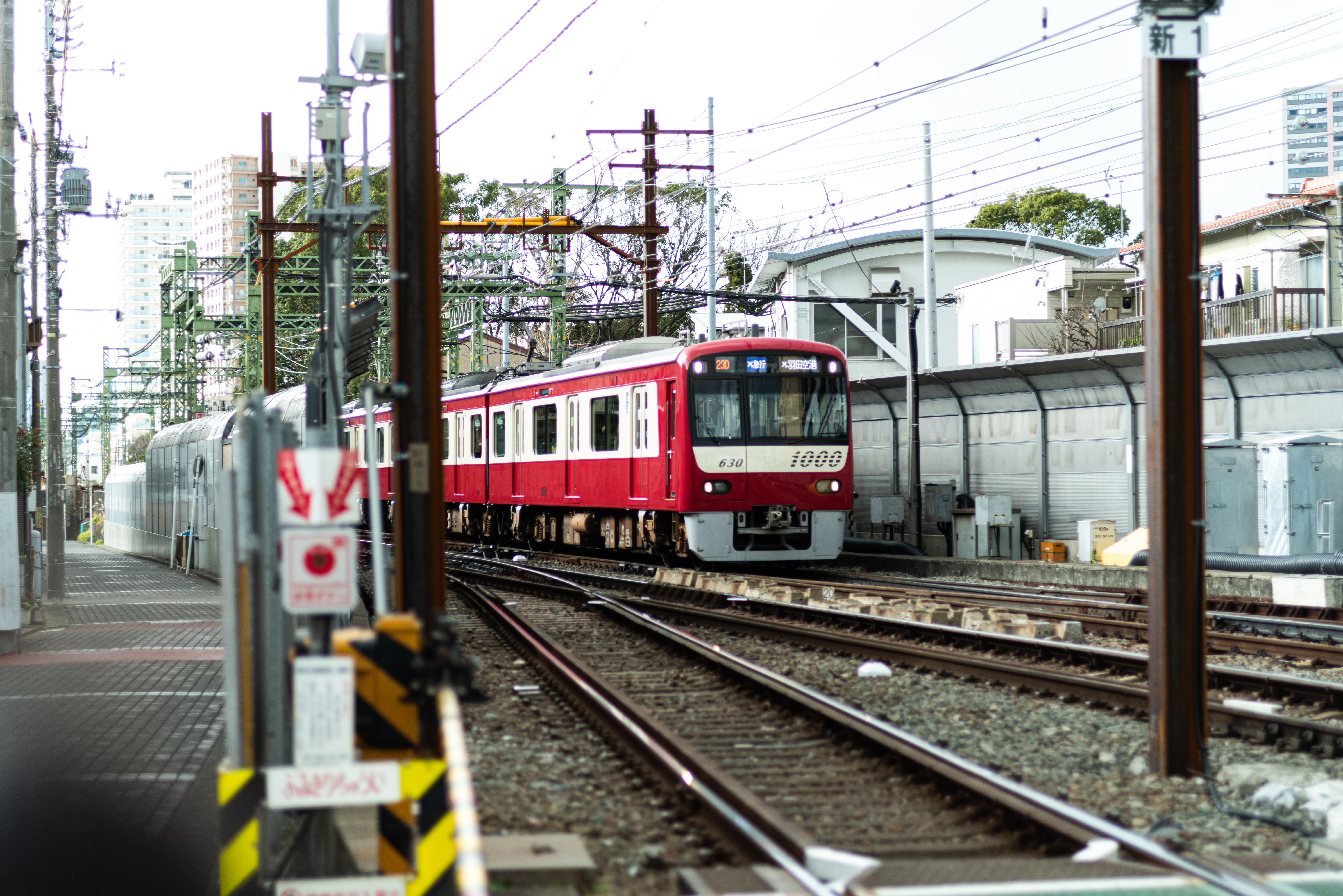 ホームから見た京急線の写真素材 ぱくたそ ホームから見た京急線の写真素材 ぱくたそ