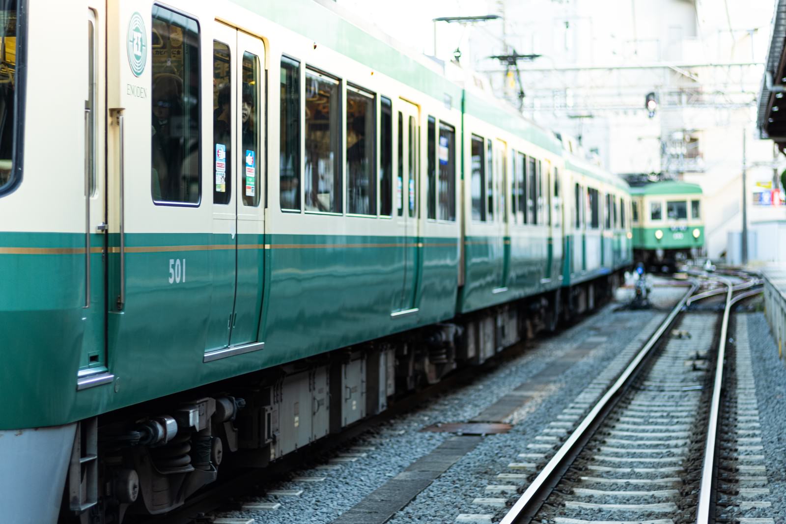 「後続続く江ノ電の車両」の写真