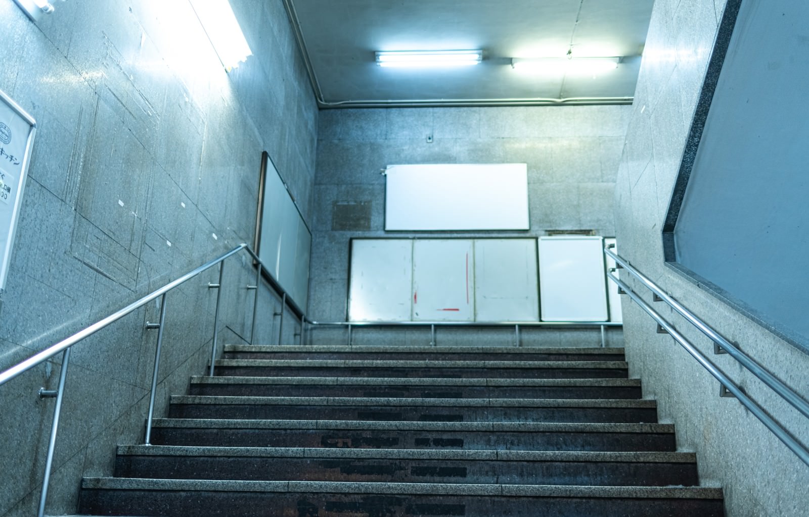 渋谷駅の旧銀座線改札に向かう階段の写真素材 ぱくたそ