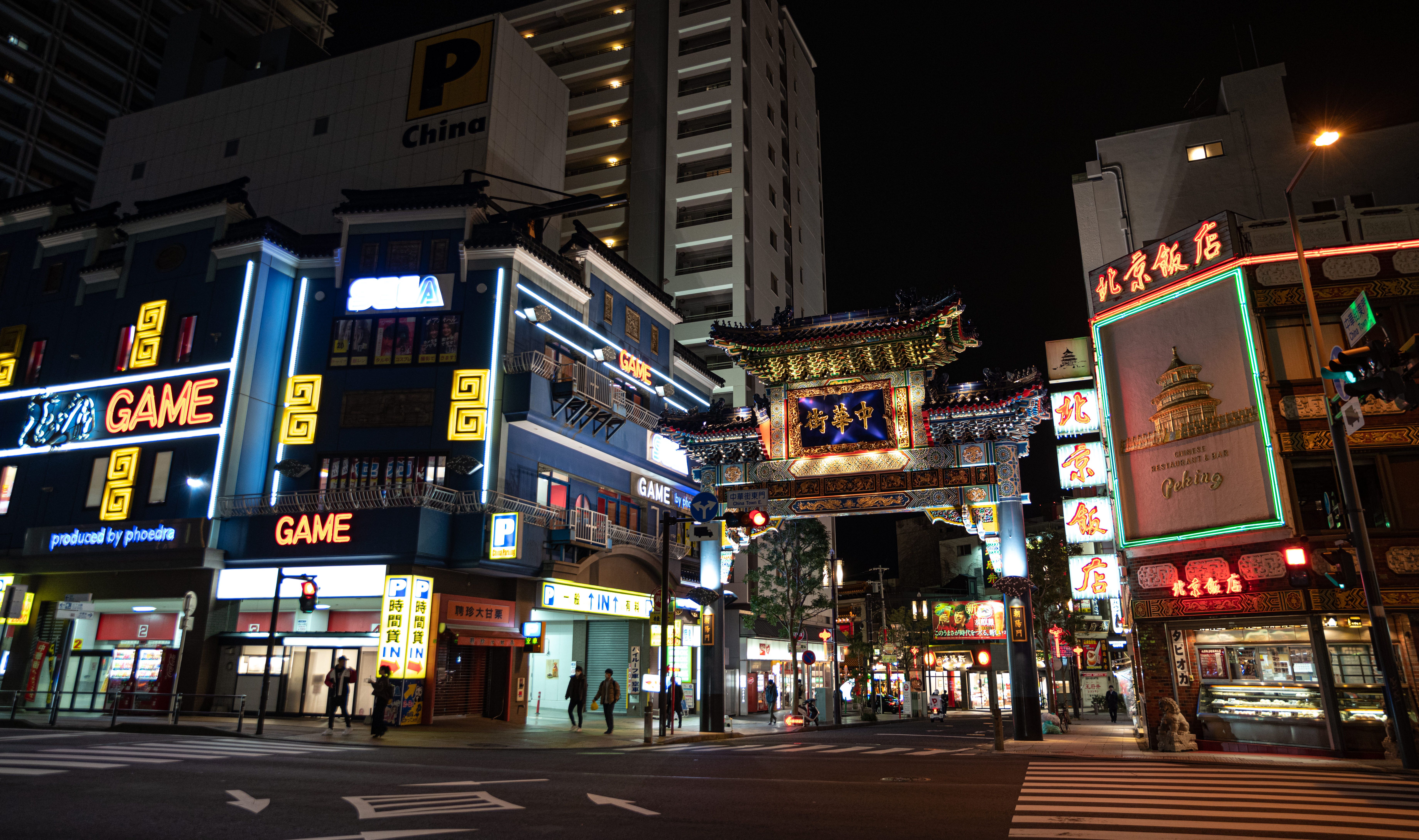 中華街の看板とネオンの写真素材 ぱくたそ