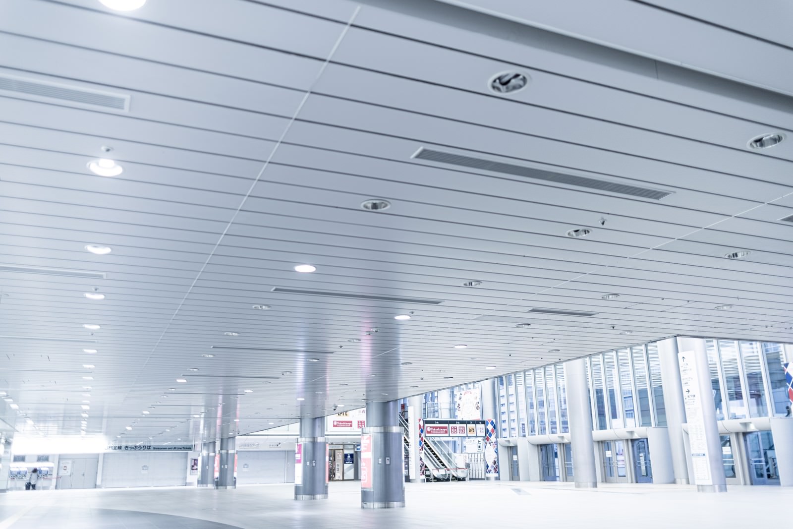 「誰もいない新横浜駅構内 | フリー素材のぱくたそ」の写真