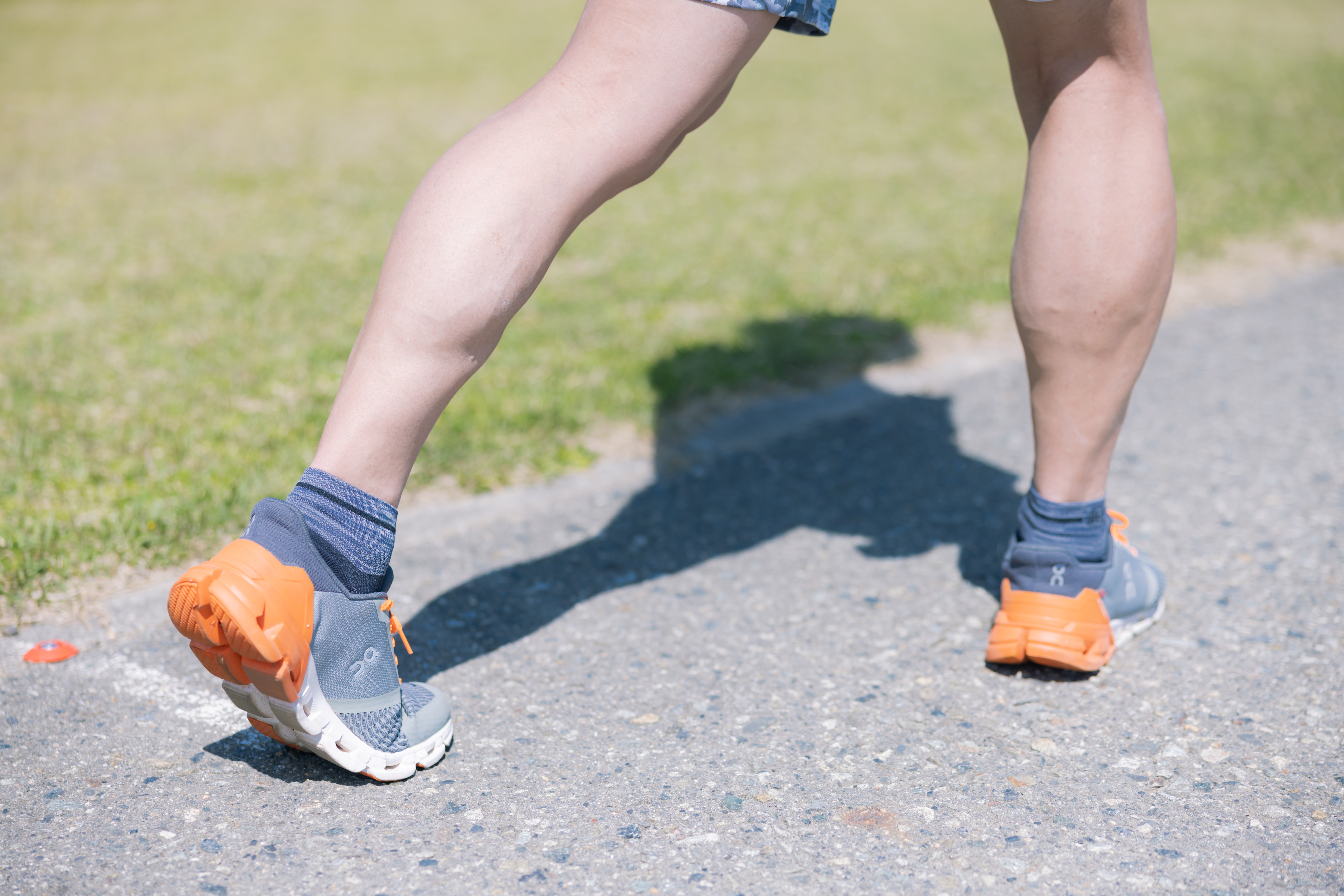 アキレス腱を伸ばす男性の足元の写真素材 ぱくたそ