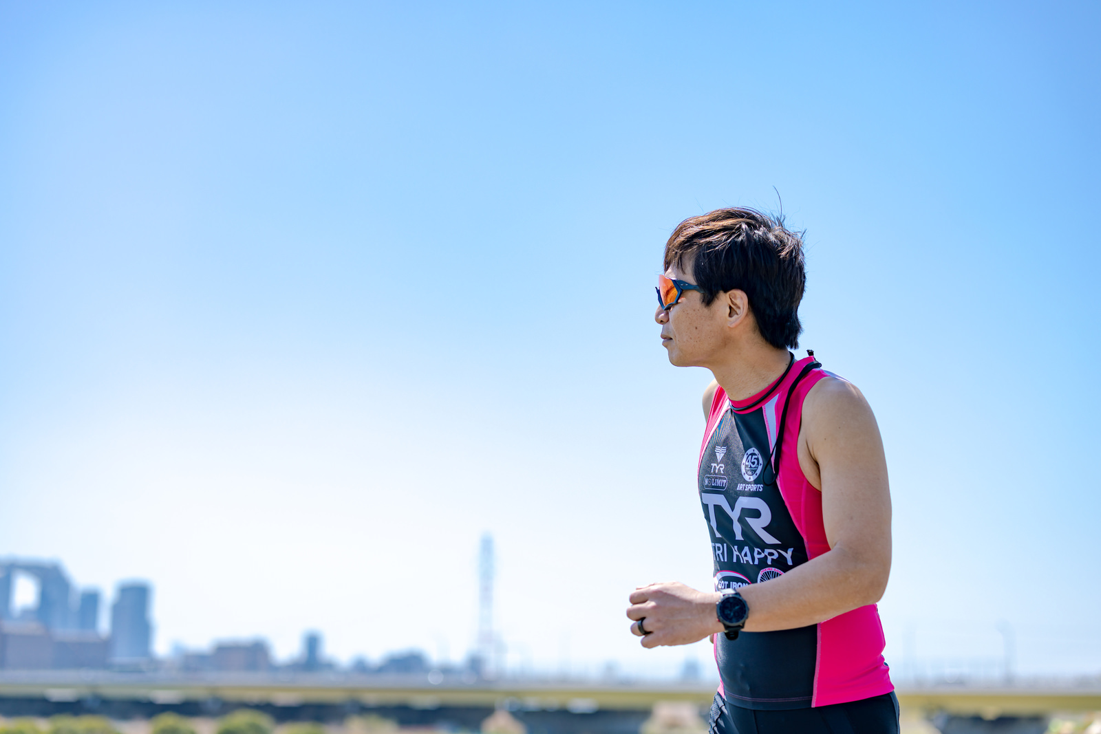 ランニングするトライアスリートの男性の写真素材 ぱくたそ