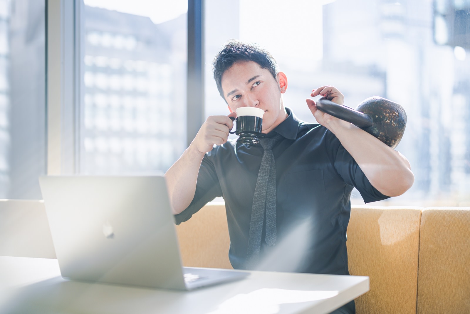 「休憩中にコーヒーとケトルベルタイム | フリー素材のぱくたそ」の写真［モデル：鈴木秀］