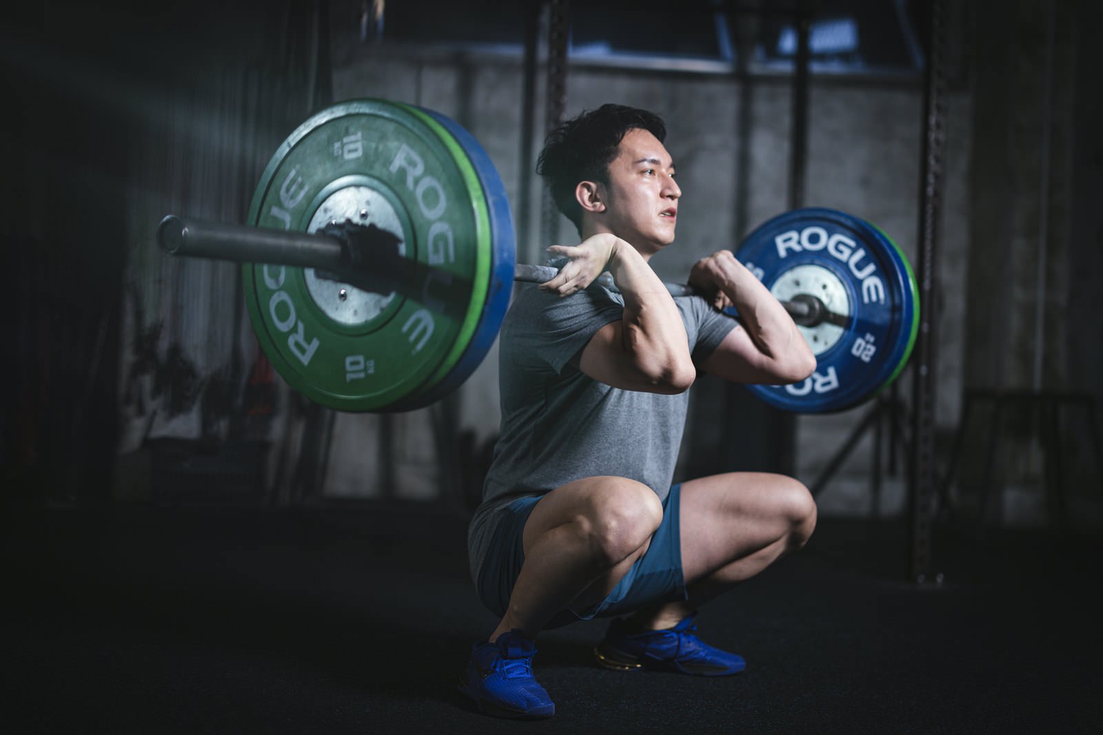 「ファンクショナルトレーニングで身体を鍛える経営者の男性 | フリー素材のぱくたそ」の写真［モデル：鈴木秀］