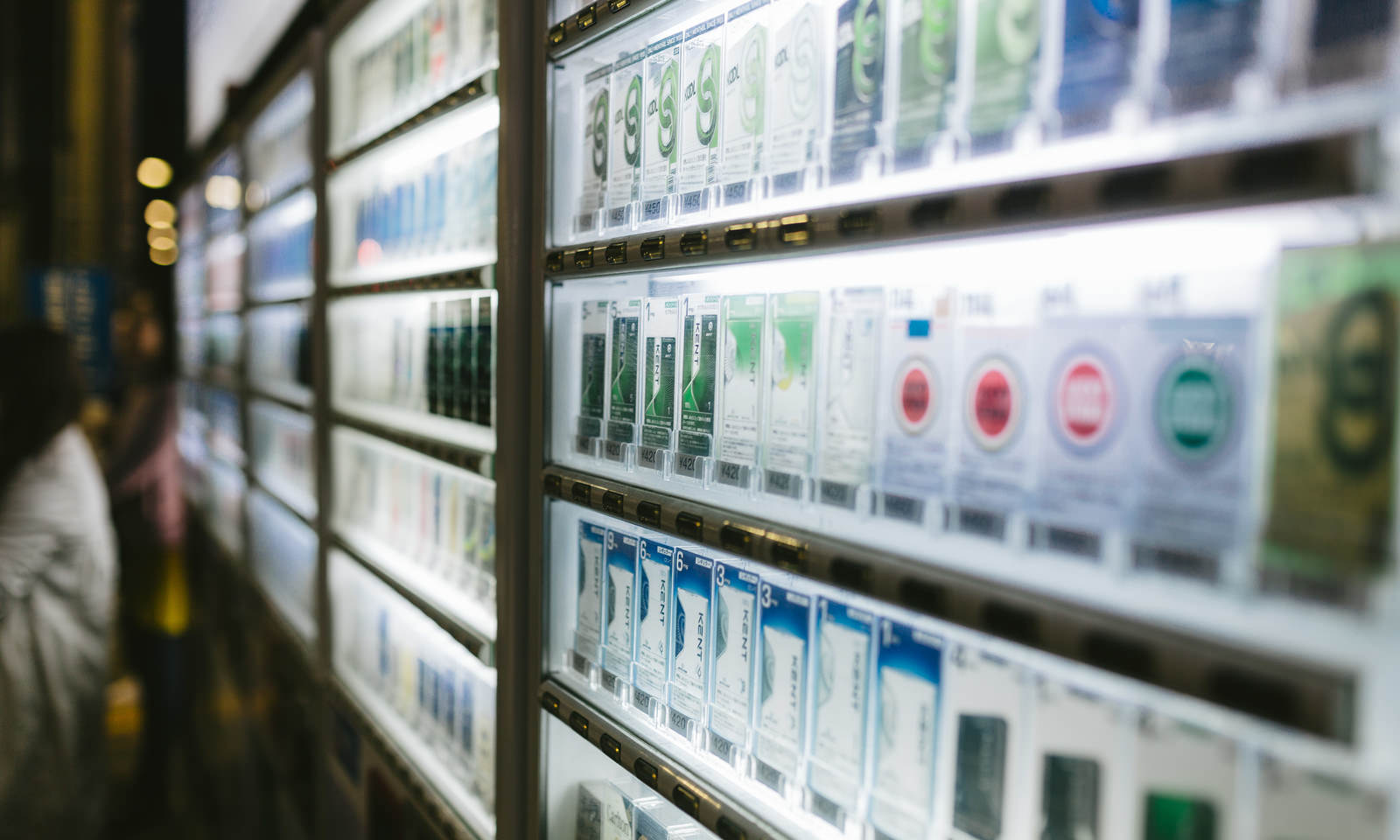 煙草の自動販売機の写真素材 ぱくたそ