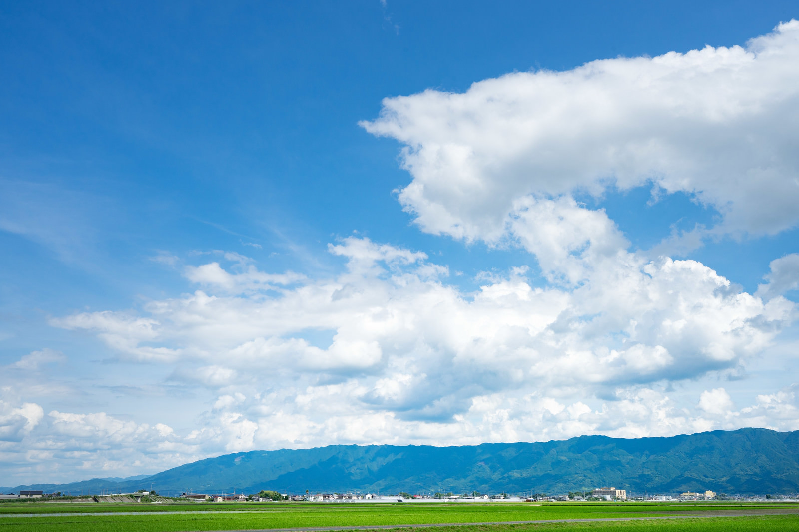 「大刀洗の青空と畑大刀洗の青空と畑」のフリー写真素材を拡大