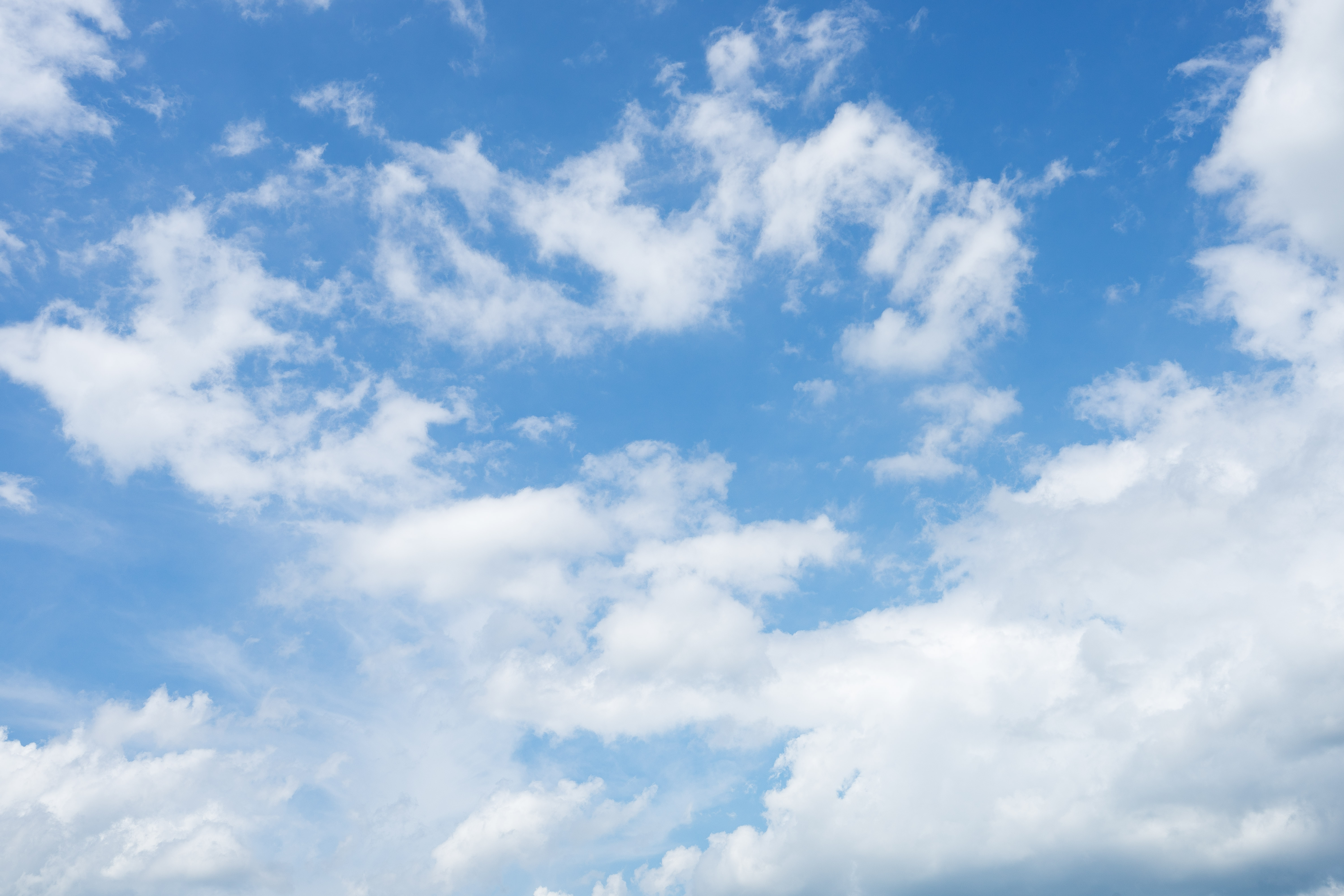 爽やかな青空と雲の無料写真素材