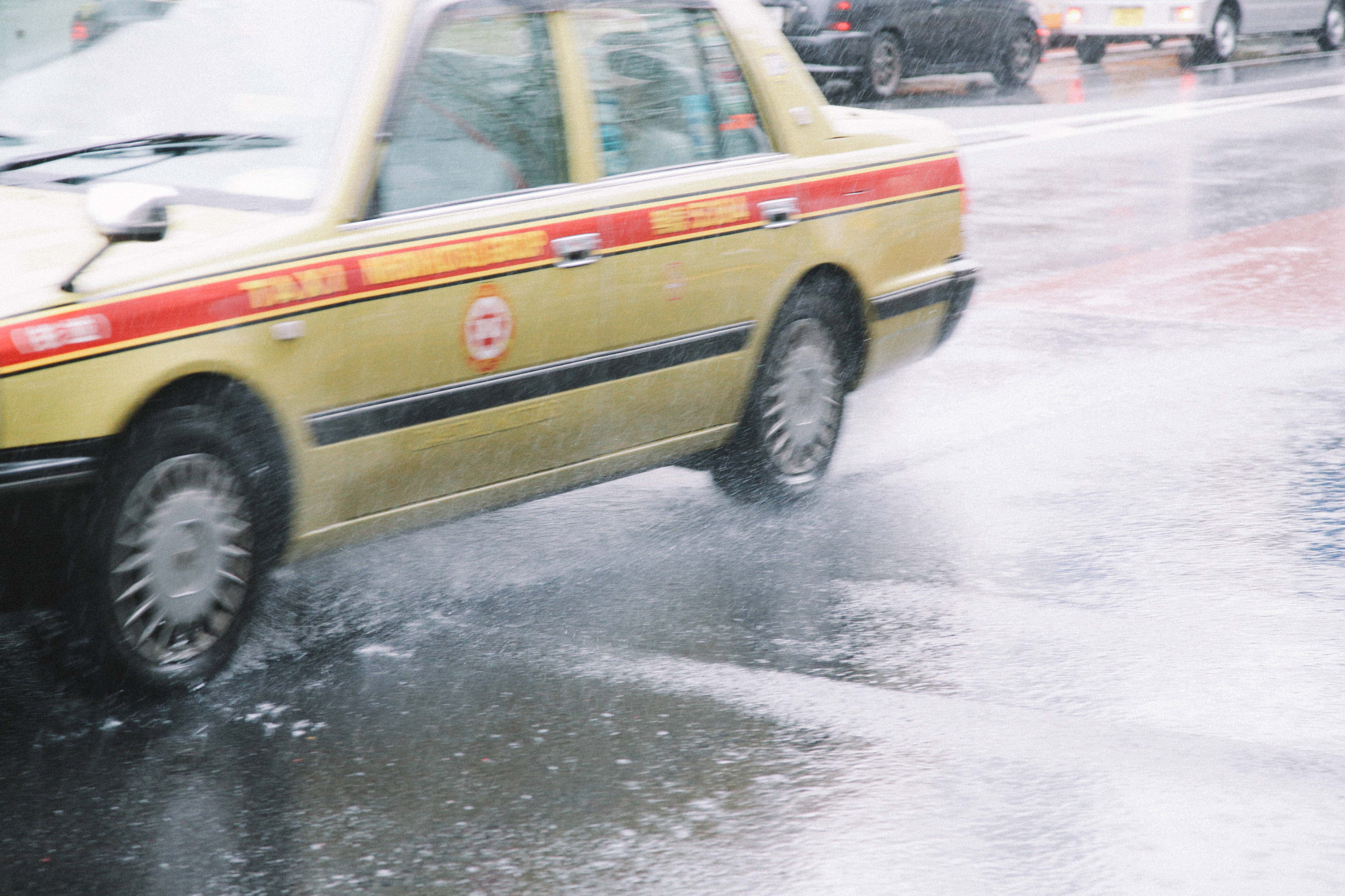 大雨で大忙しのタクシーの写真素材 ぱくたそ