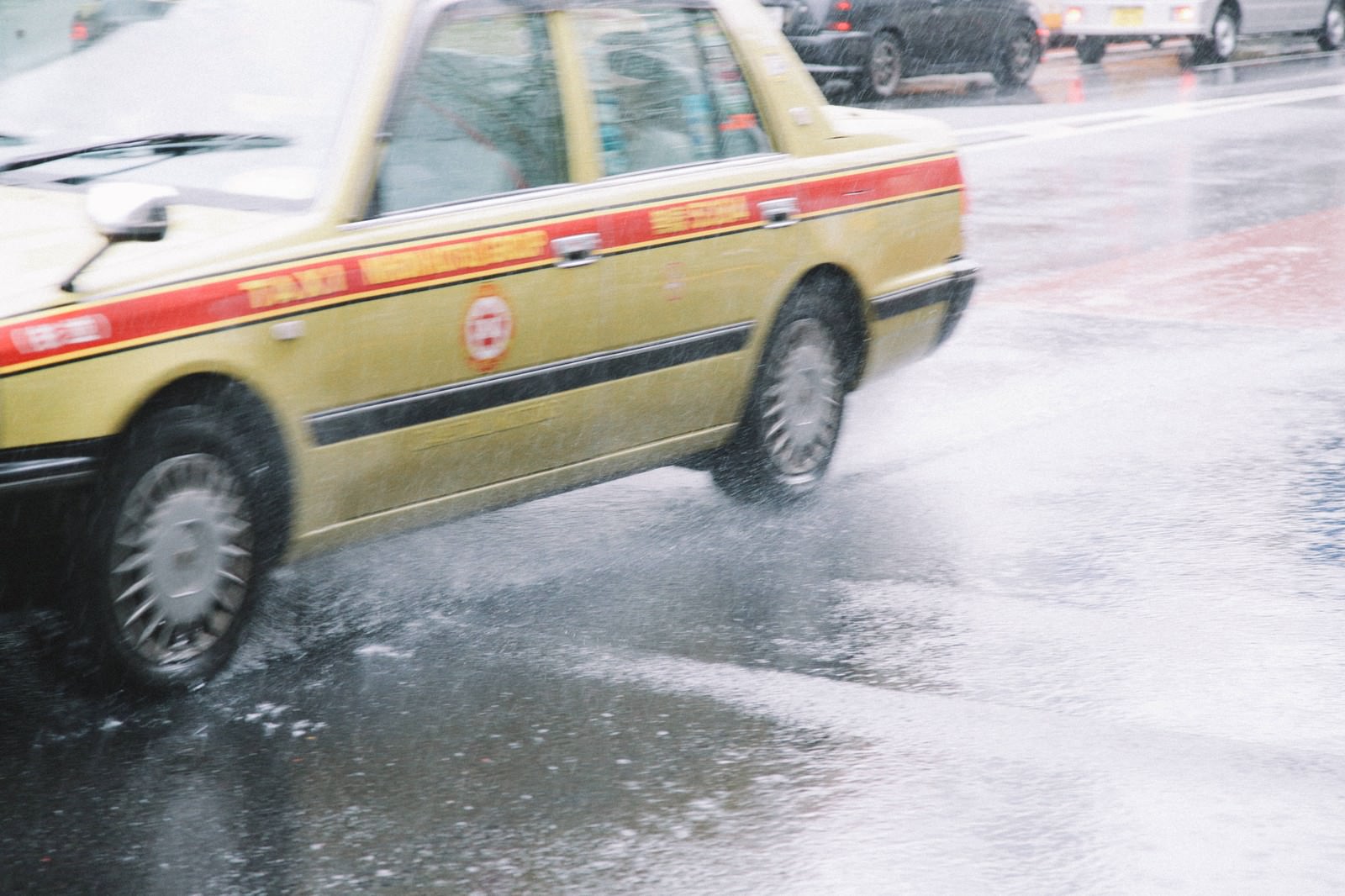 「大雨で大忙しのタクシー大雨で大忙しのタクシー」のフリー写真素材を拡大