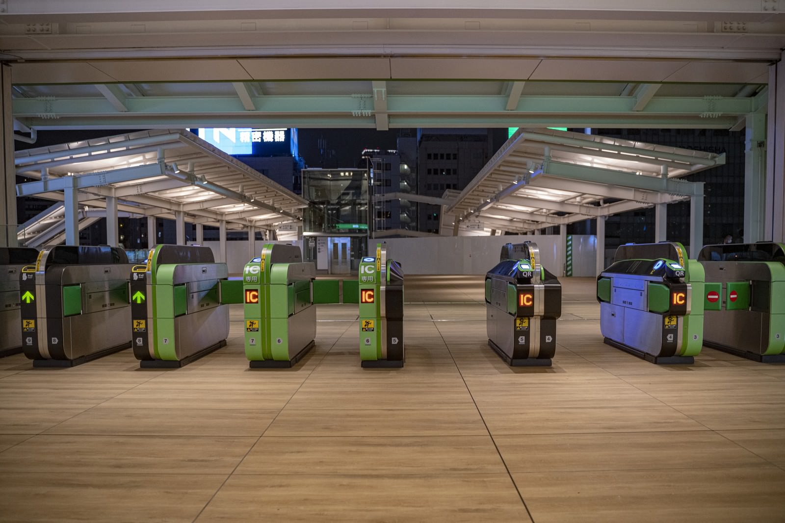 「高輪ゲートウェイ駅の改札 | フリー素材のぱくたそ」の写真