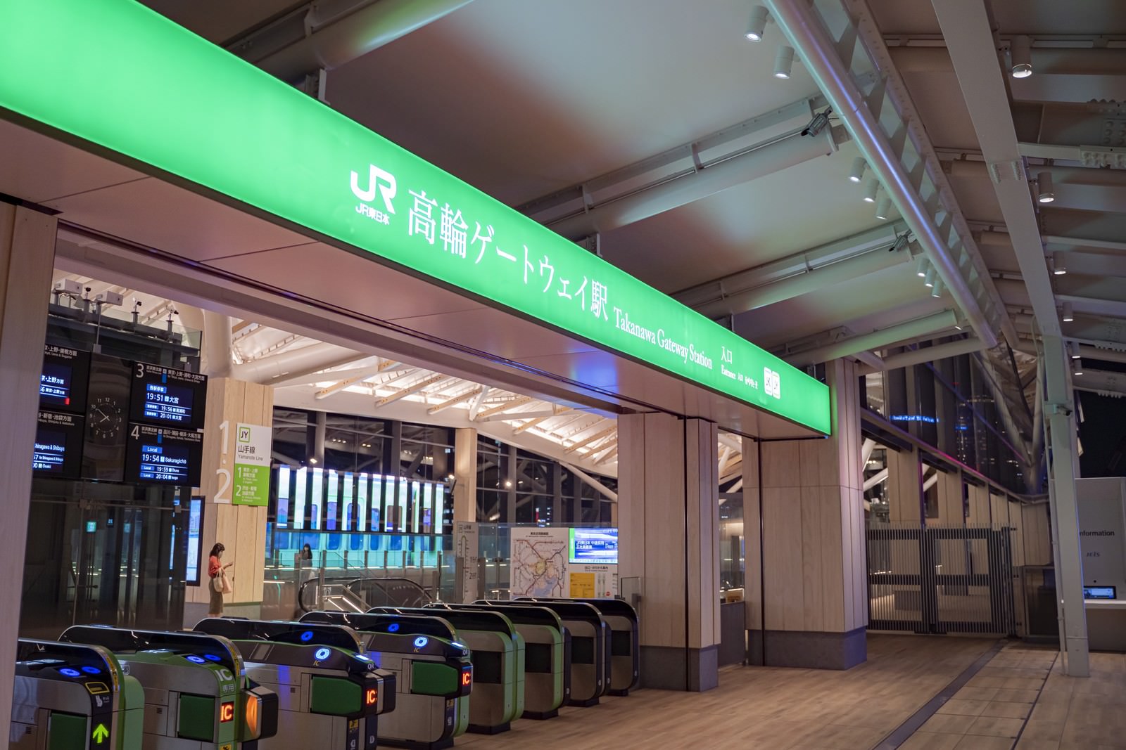 「照明が点灯した改札上の高輪ゲートウェイ駅 | フリー素材のぱくたそ」の写真