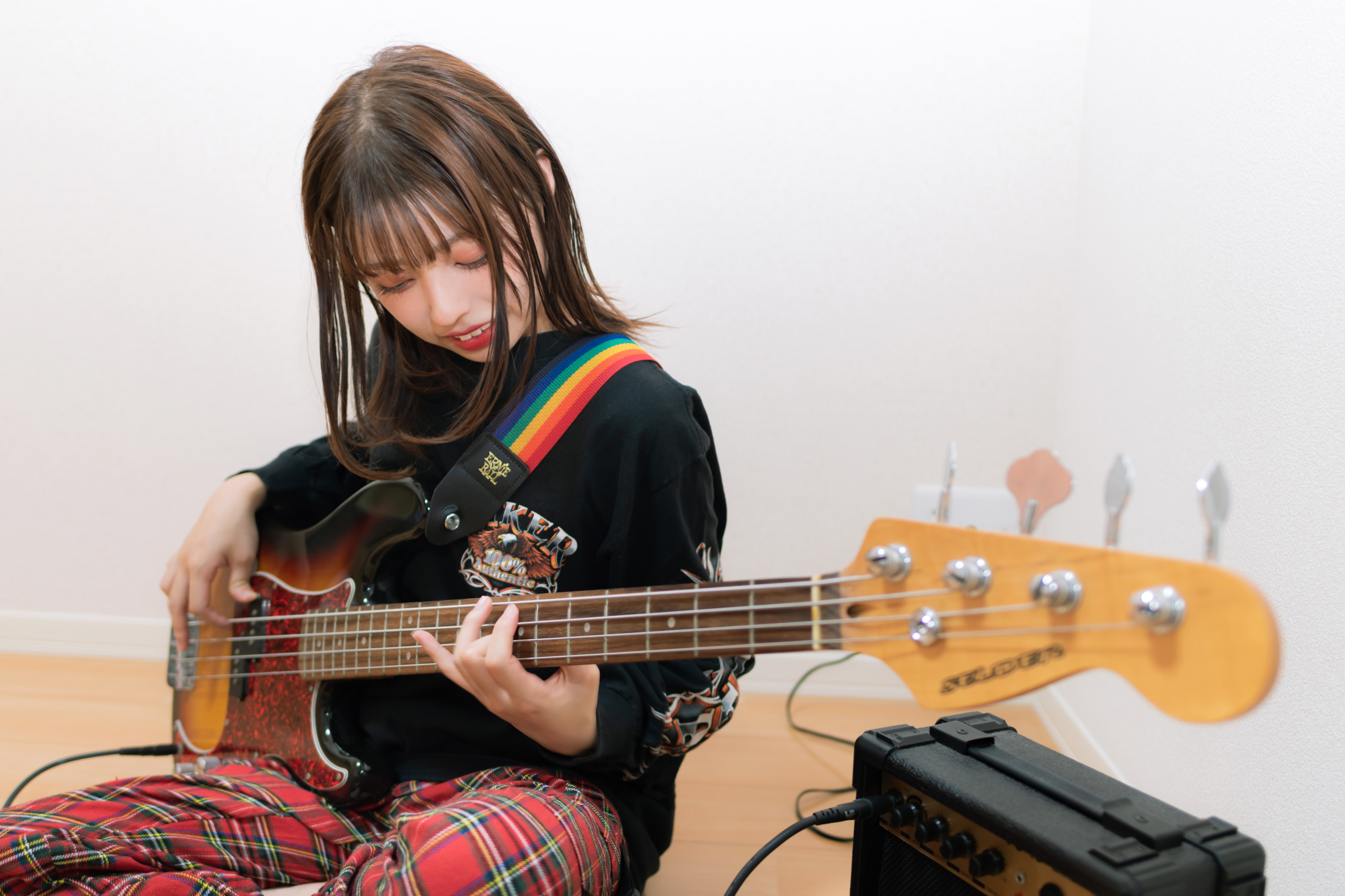 指弾きするベーシストの女性の写真素材 ぱくたそ