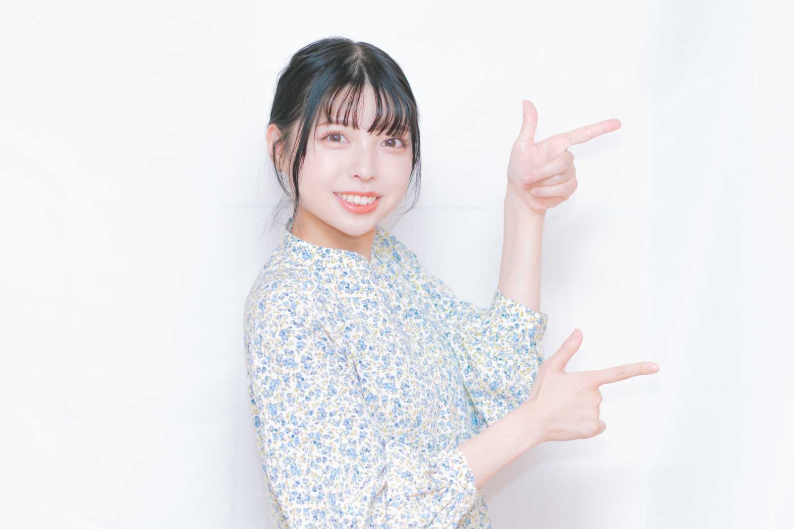 両手で左方向を指差す笑顔の女性、案内ポーズの写真素材 - フリー素材ぱくたそ