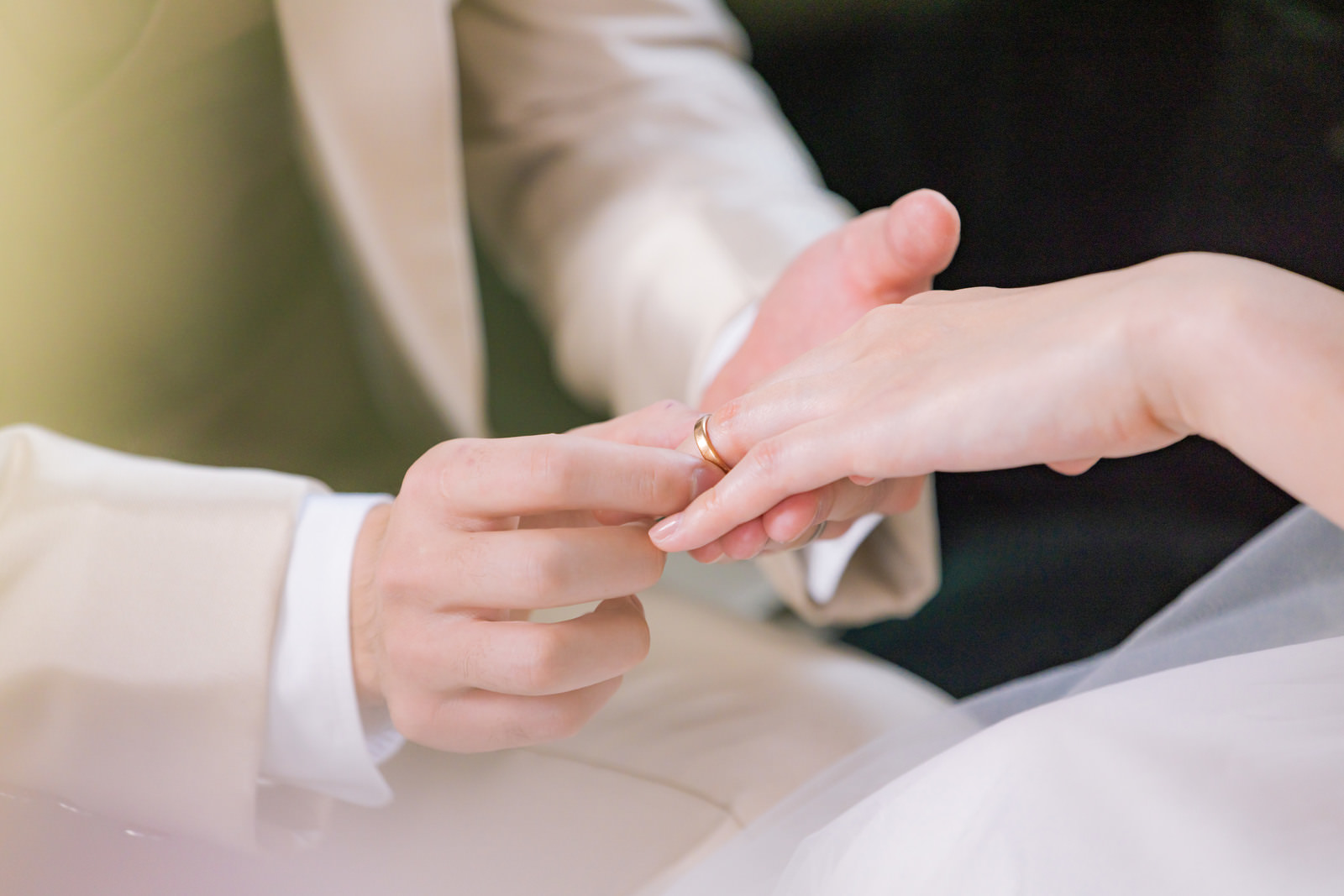 新婦の左の薬指に結婚指輪をつける様子の写真素材 ぱくたそ