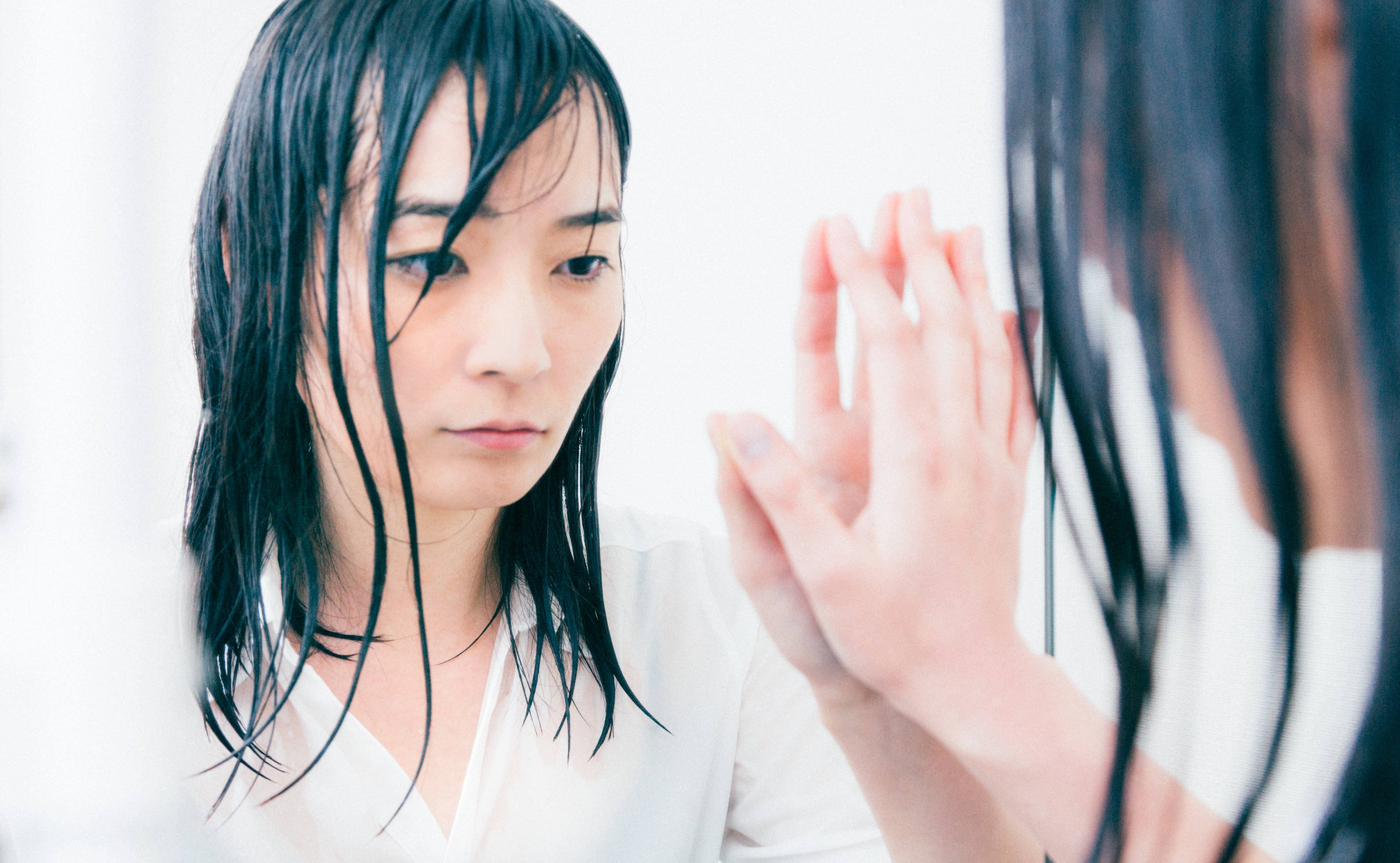 自分 の 写真 が ネット に 鏡の中の自分に語りかける失恋女子の写真素材 - ぱくたそ