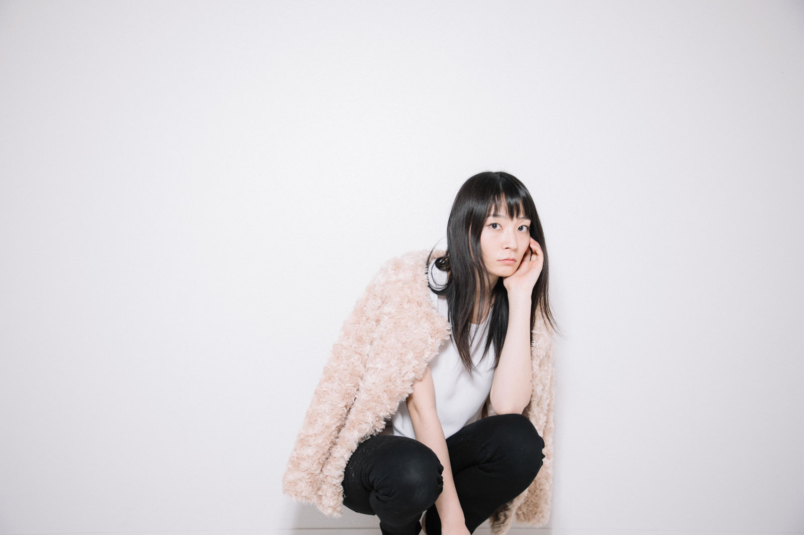 「待ちぼうけで座り込む女性」の写真［モデル：たけべともこ］