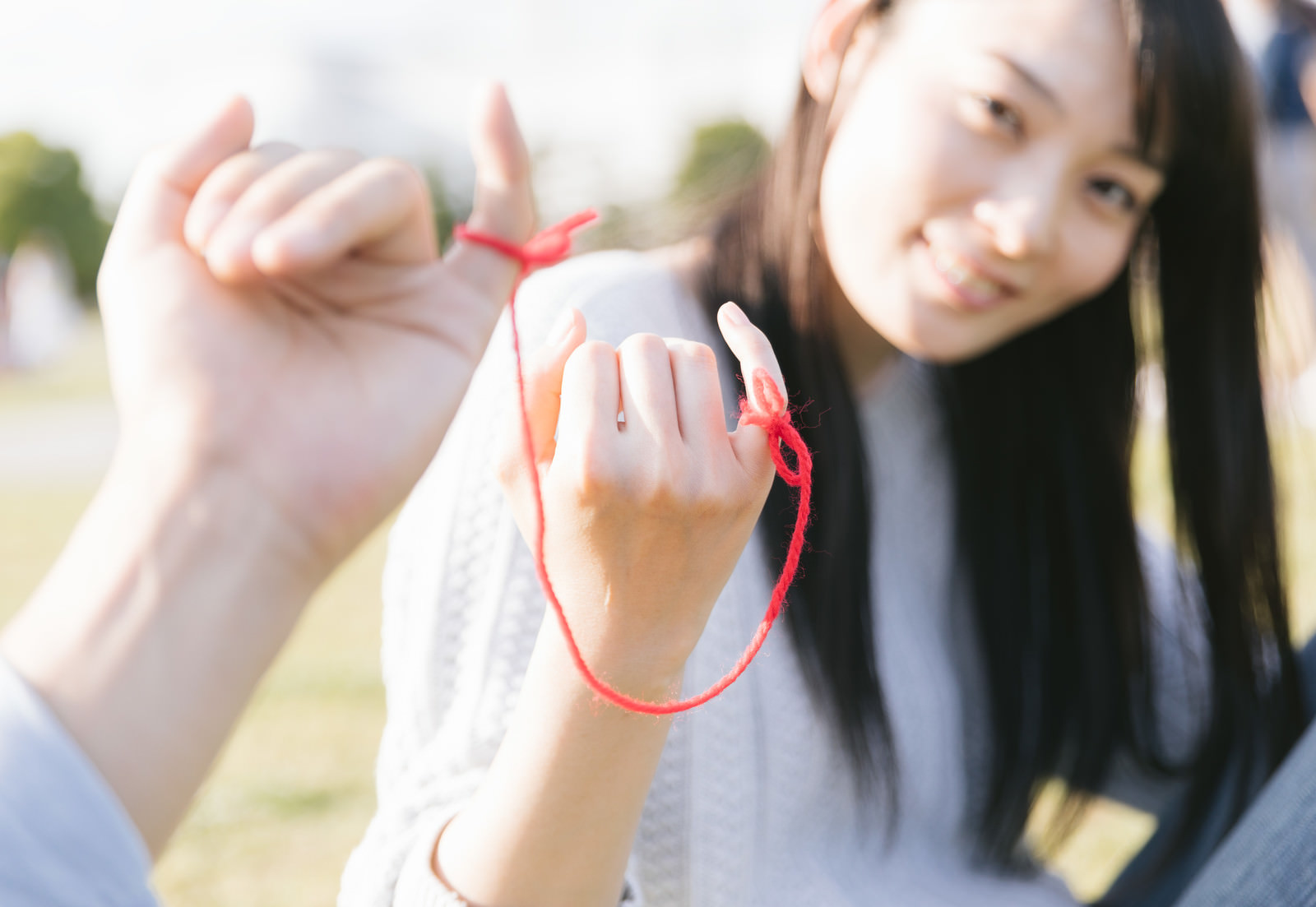 「彼と赤い糸で結ばれてます」の写真［モデル：たけべともこ］