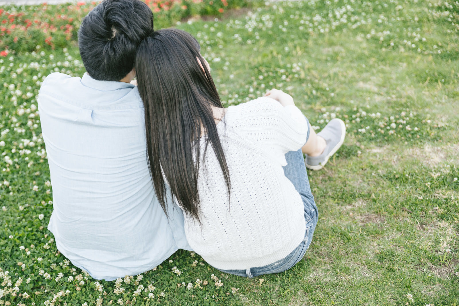 肩 に もたれ かかる 彼女