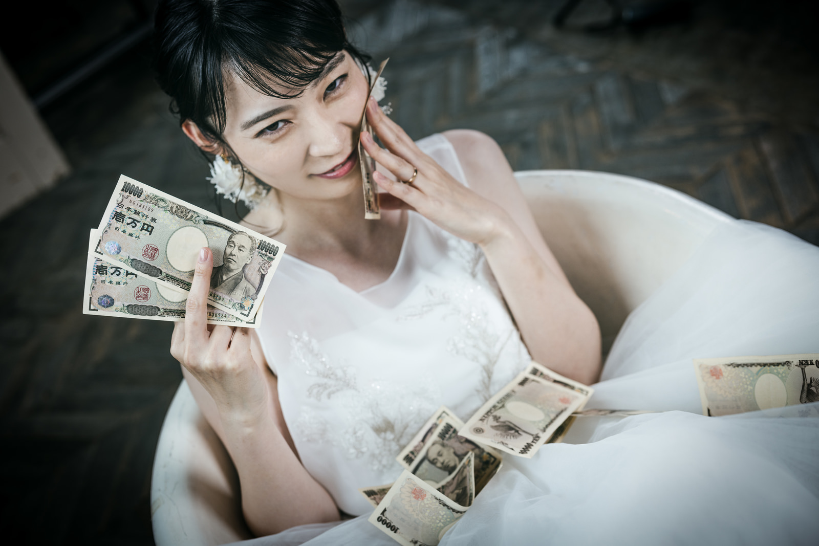 「結婚した玉の輿女子 | フリー素材のぱくたそ」の写真［モデル：たけべともこ］