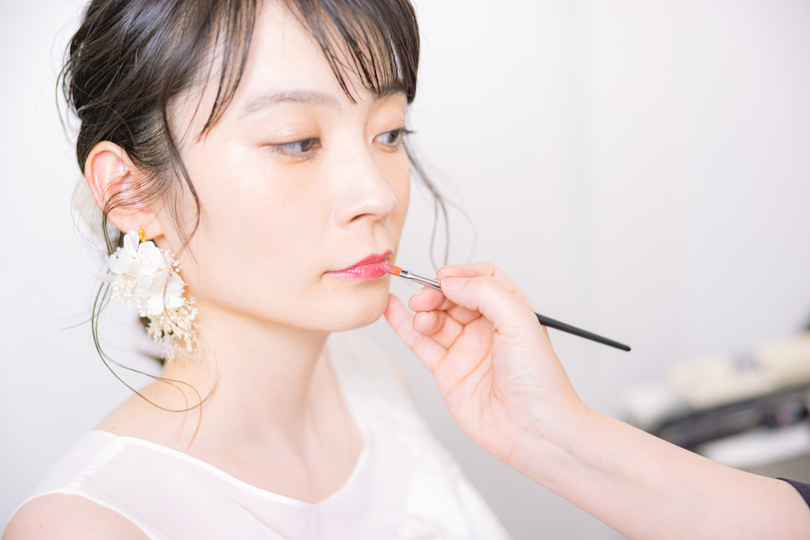 「花嫁の口元を直す | フリー素材のぱくたそ」の写真［モデル：たけべともこ］
