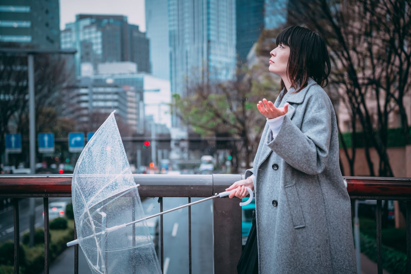 「雨が止んだか確かめる女性 | フリー素材のぱくたそ」の写真［モデル：たけべともこ］