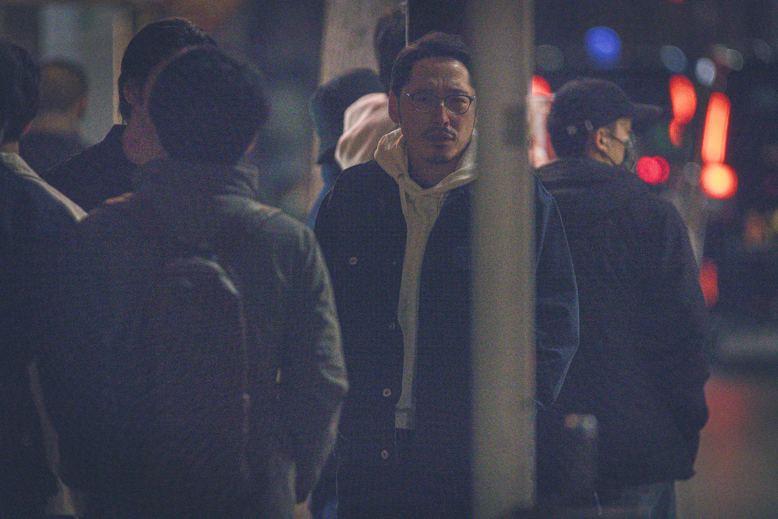 調査対象の尾行中に偶然妻の不倫現場を目の当たりにした探偵の写真素材 ぱくたそ