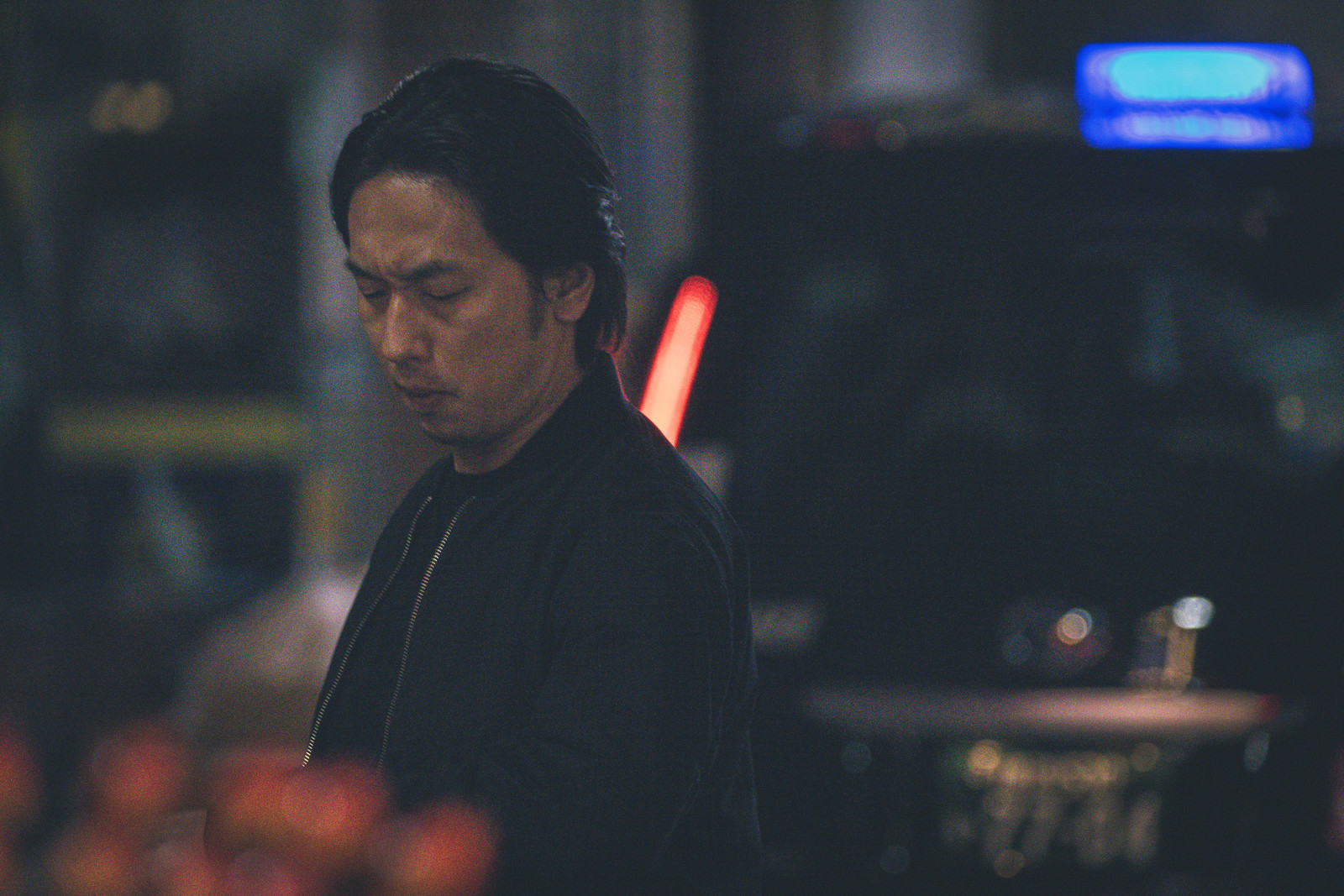 「タクシーがなかなか捕まらなくて苛立つ男性」の写真［モデル：大川竜弥］