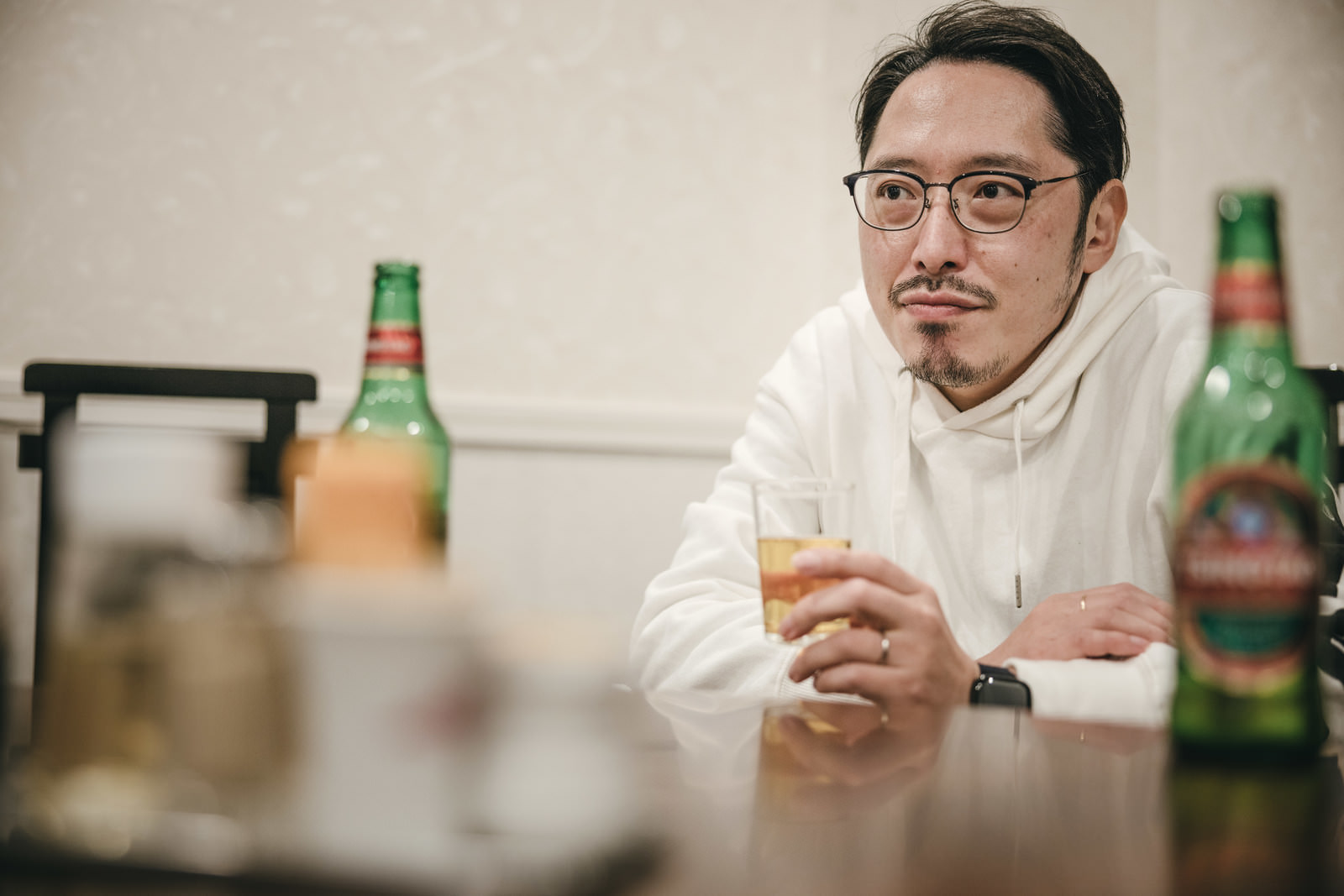 「1時間待っても飲み会の参加者が来ない | フリー素材のぱくたそ」の写真［モデル：ゆうせい］