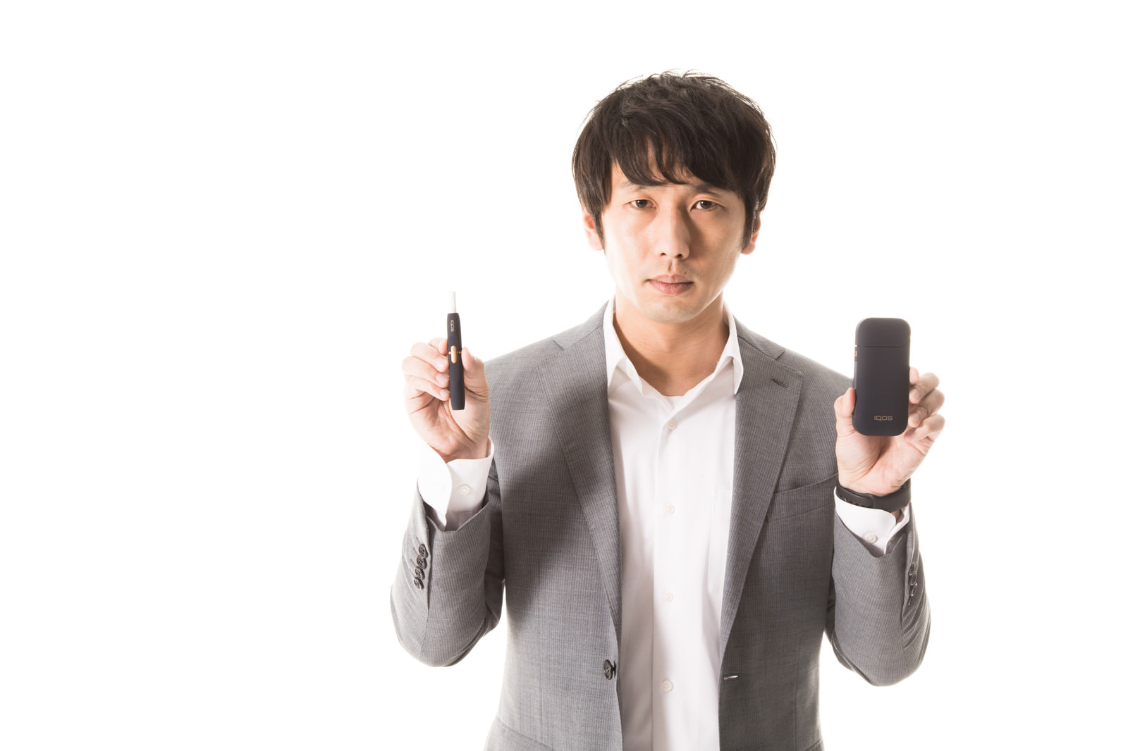 「加熱式タバコの使い方を説明する男性 | フリー素材のぱくたそ」の写真［モデル：大川竜弥］
