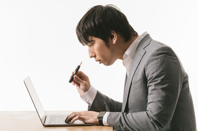 デスクワークに欠かせない電子タバコ