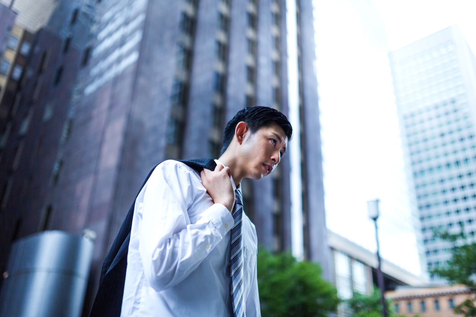 「挫けないやり手の営業マン挫けないやり手の営業マン」［モデル：川崎大洋］のフリー写真素材を拡大