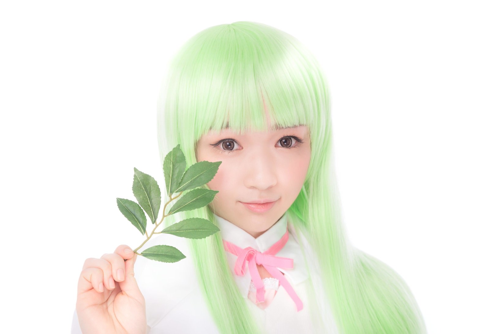 「薬草を持って微笑む薬剤師少女 | フリー素材のぱくたそ」の写真［モデル：渡辺友美子］