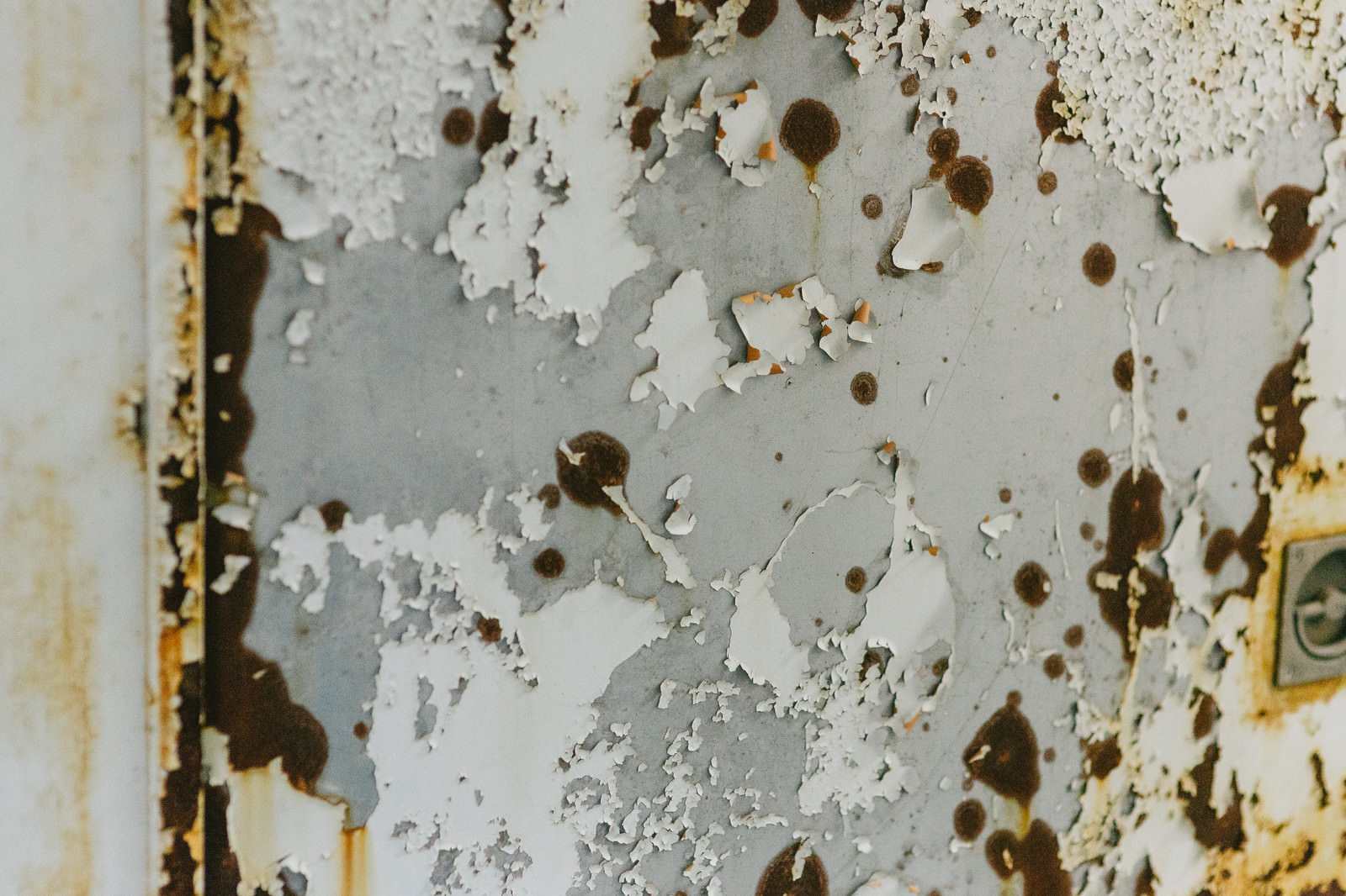 「塗装が錆て剥がれ落ちたドア | フリー素材のぱくたそ」の写真