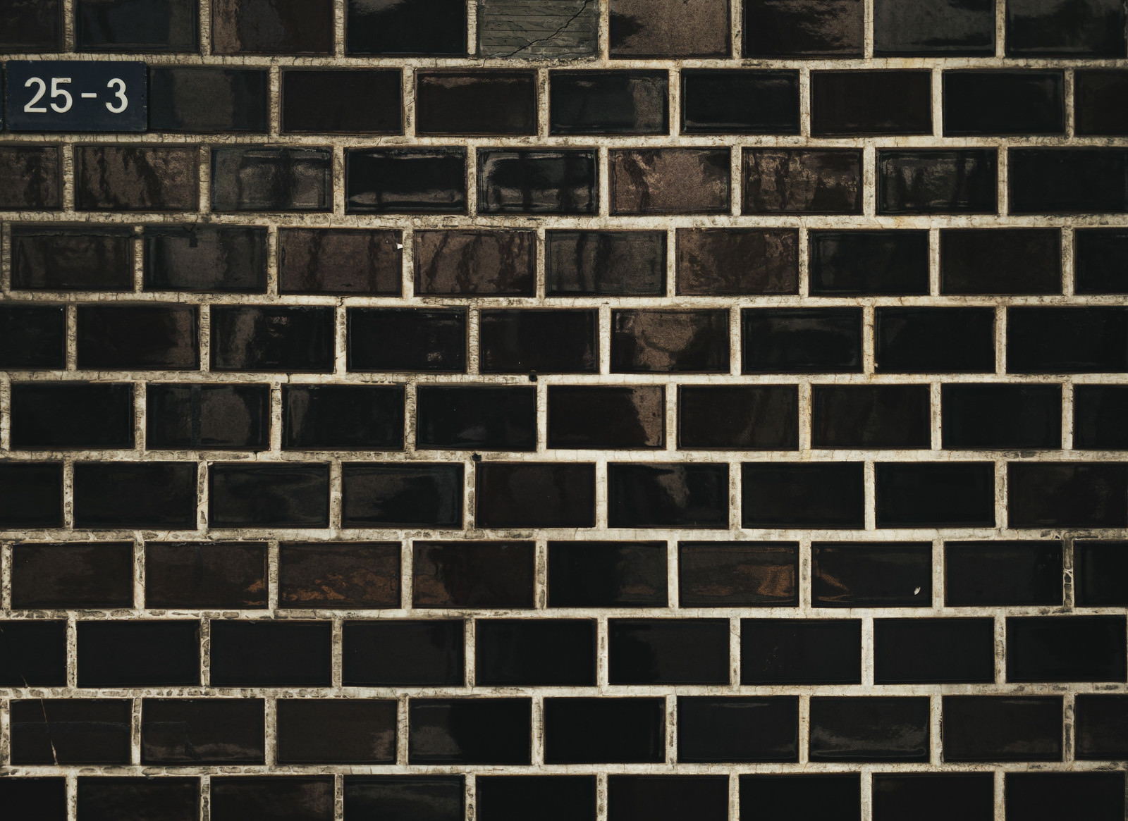 「番地が分かるタイル壁（テクスチャー） | フリー素材のぱくたそ」の写真