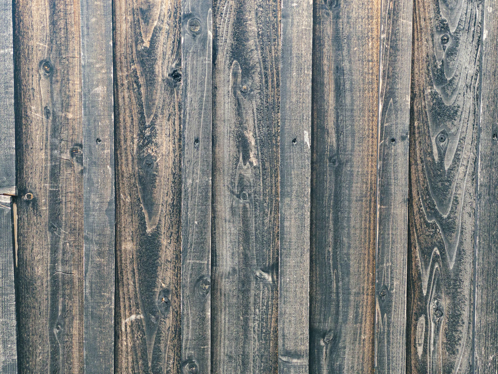 「黒い木目の板壁（テクスチャ） | フリー素材のぱくたそ」の写真