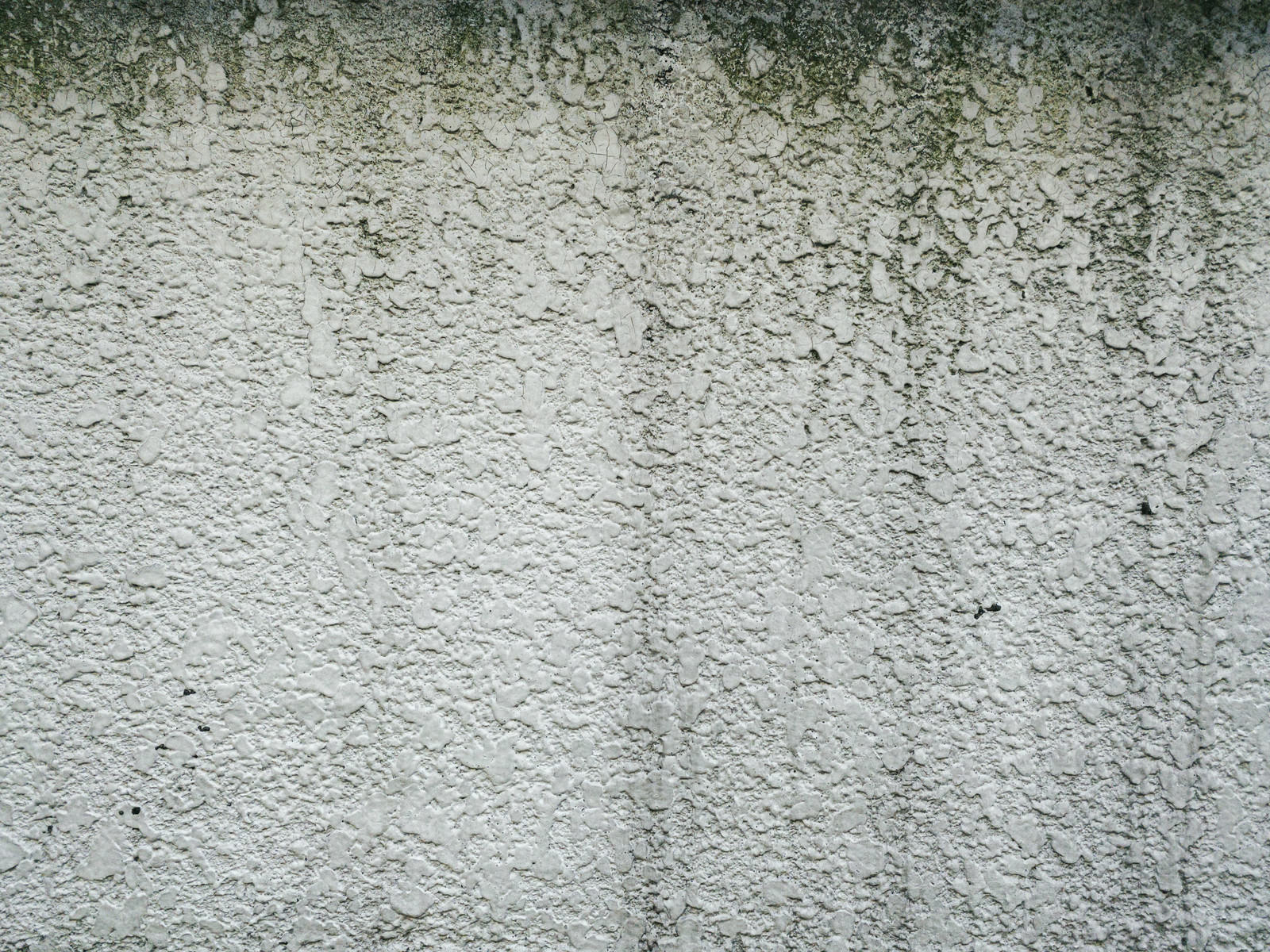 「汚れが流れ落ちるモルタルの壁（テクスチャ）」の写真