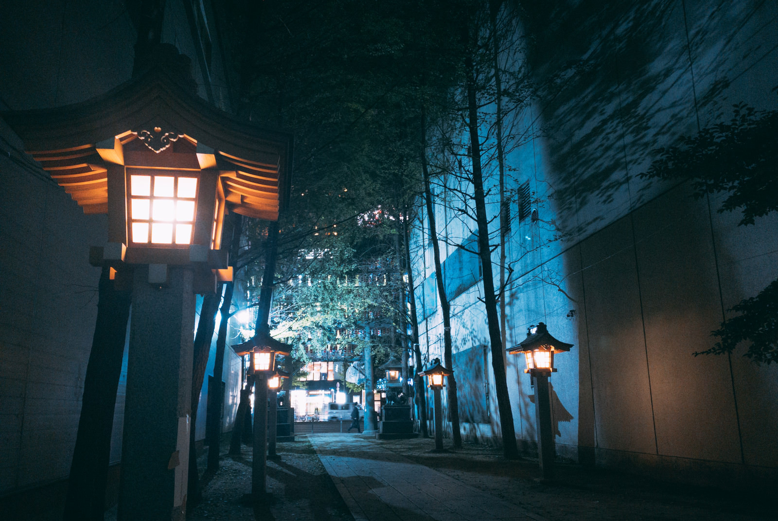 雑居ビルの間にある新宿花園神社の入り口の写真 画像 を無料ダウンロード フリー素材のぱくたそ 雑居ビルの間にある新宿花園神社の入り口の写真 画像 を無料ダウンロード フリー素材のぱくたそ