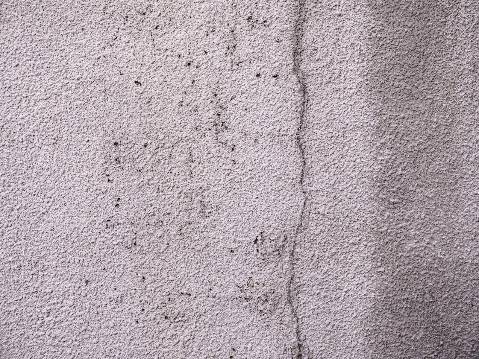 「ひび割れを補修したモルタル壁のテクスチャー」の写真