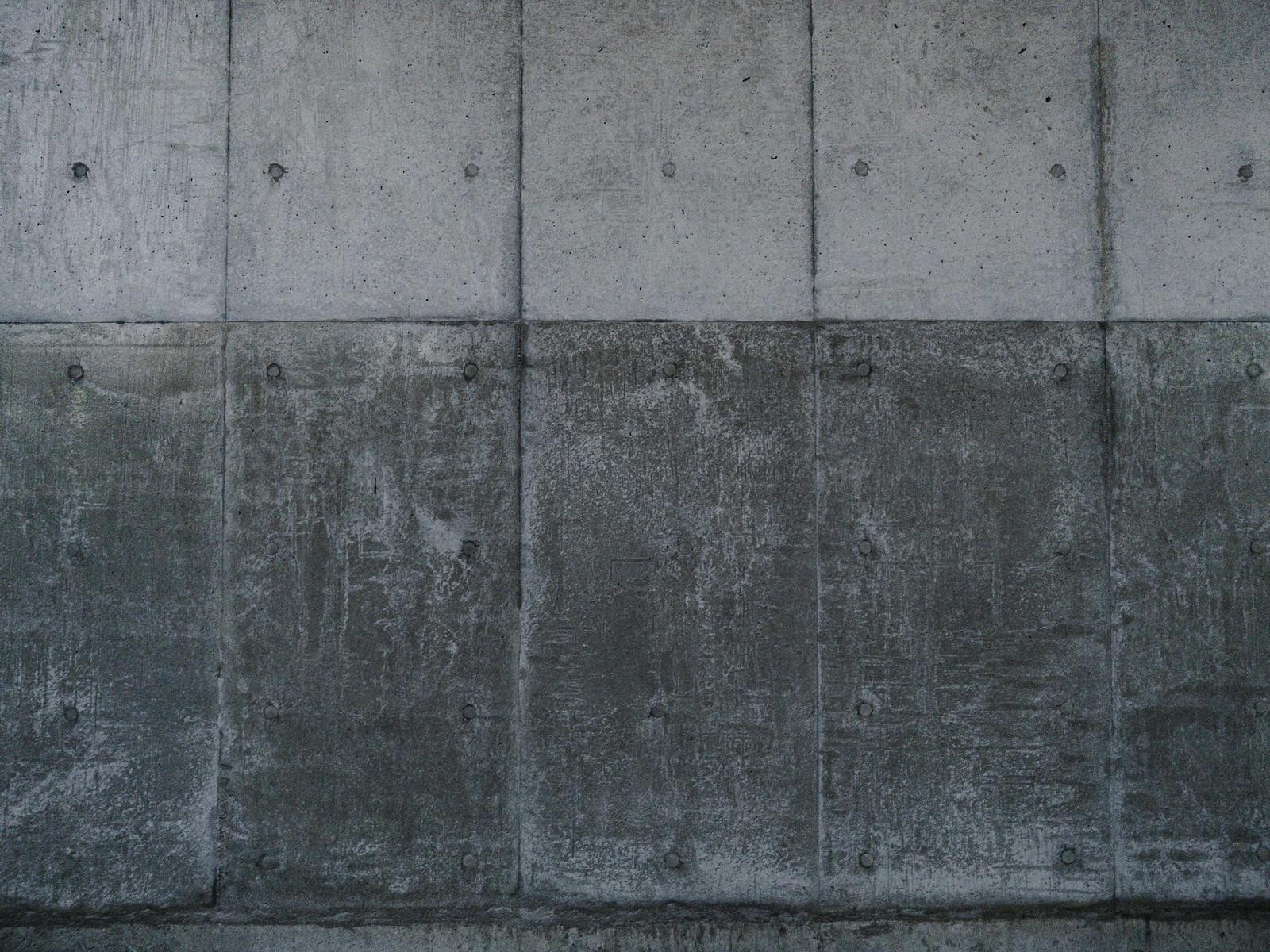 「ツートンカラーのコンクリート打ちっぱなしの壁 | フリー素材のぱくたそ」の写真
