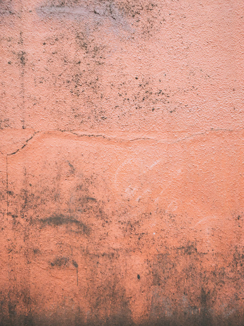「オレンジ色のヒビ割れした壁」の写真