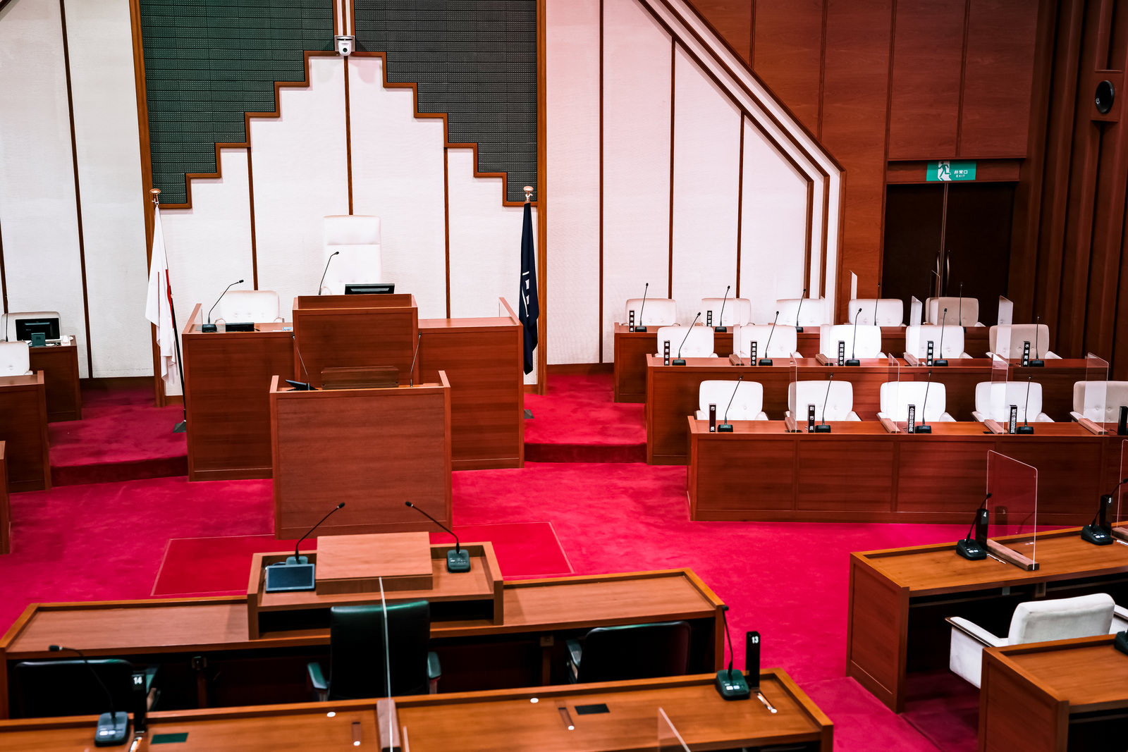 「津山市の未来を決める議論が行われている市議会の議場 | フリー素材のぱくたそ」の写真