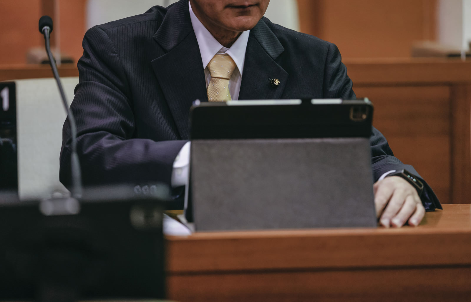 「タブレット端末を使いこなす津山市議会の議員 | フリー素材のぱくたそ」の写真