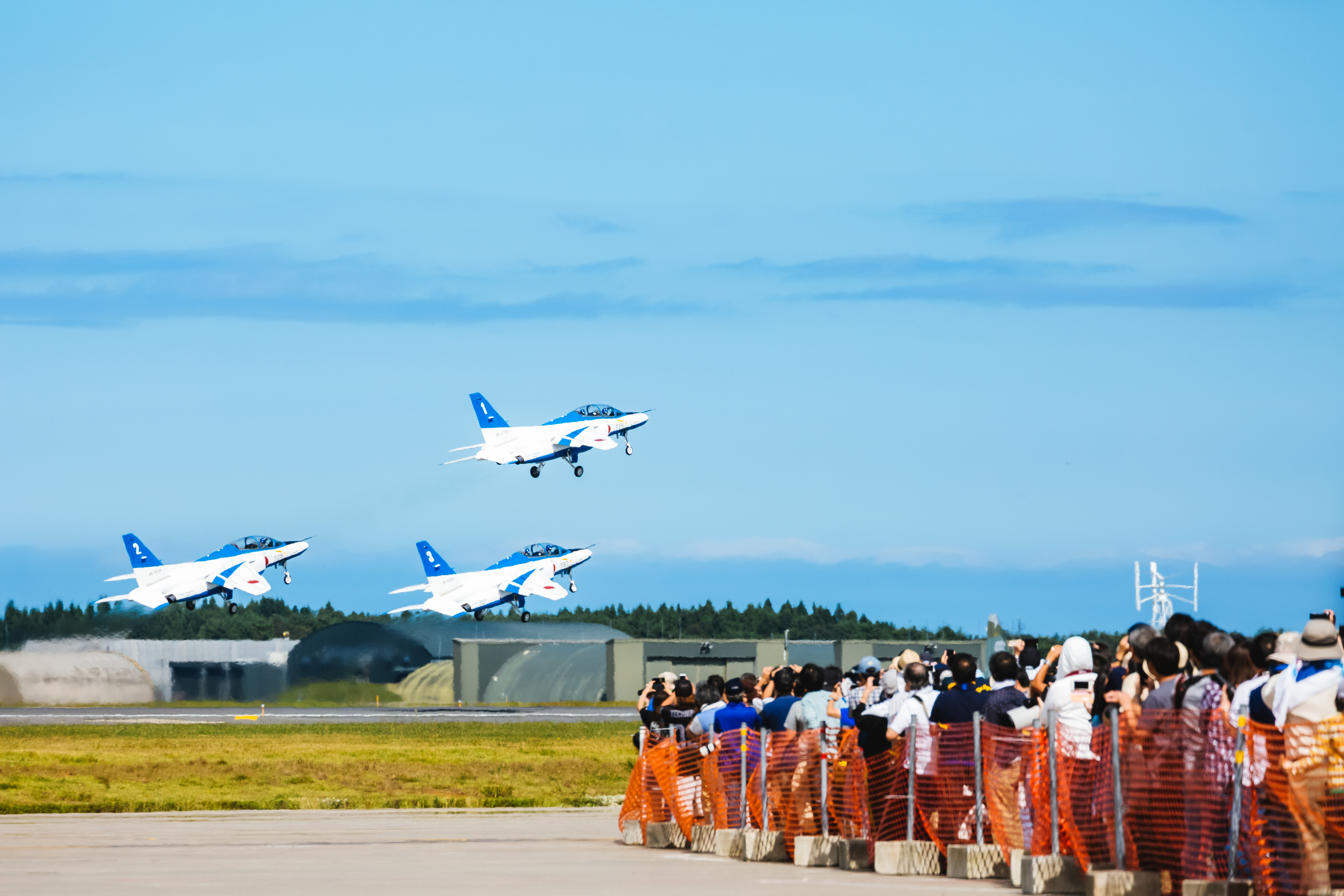 飛び立つブルーインパルス3機と観客の写真を無料ダウンロード フリー素材 ぱくたそ 飛び立つブルーインパルス3機と観客の写真を無料ダウンロード フリー素材 ぱくたそ